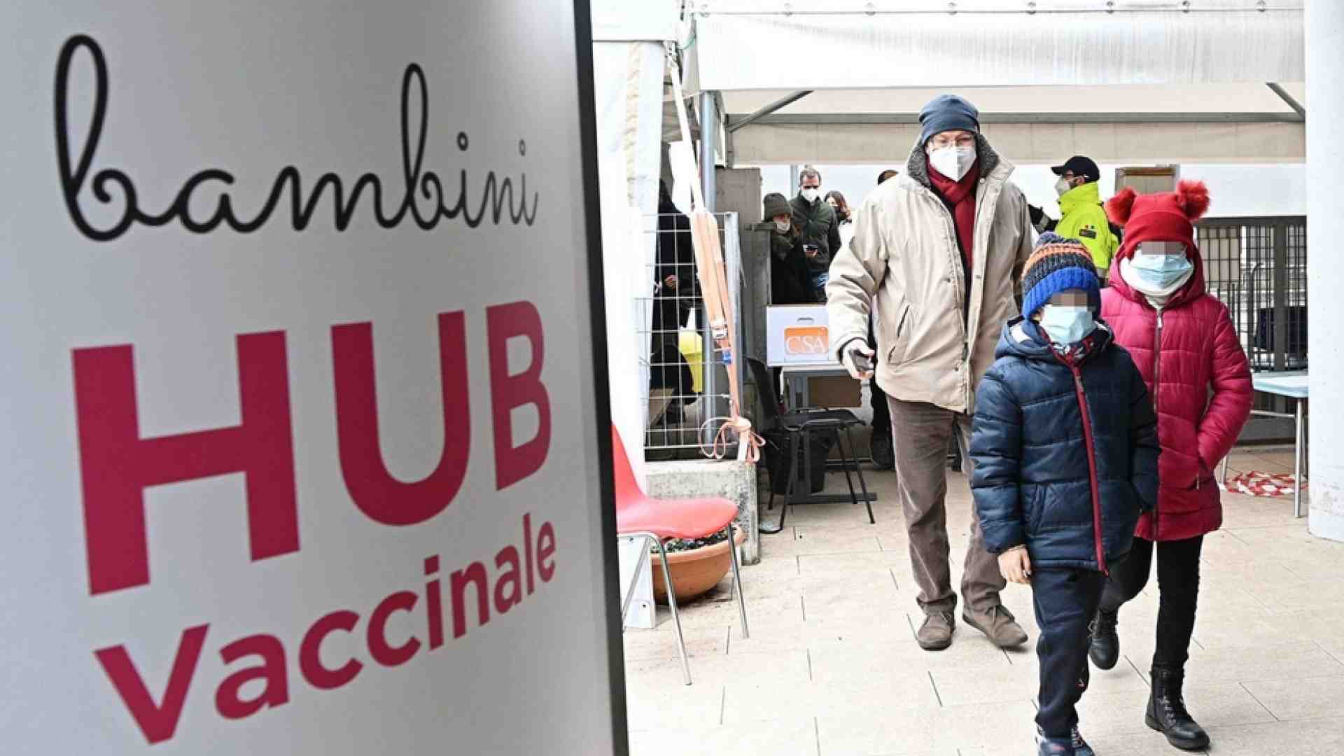 Immagine di Le Regioni: «Quarantena ridotta per chi ha fatto tre dosi o si blocca il Paese»