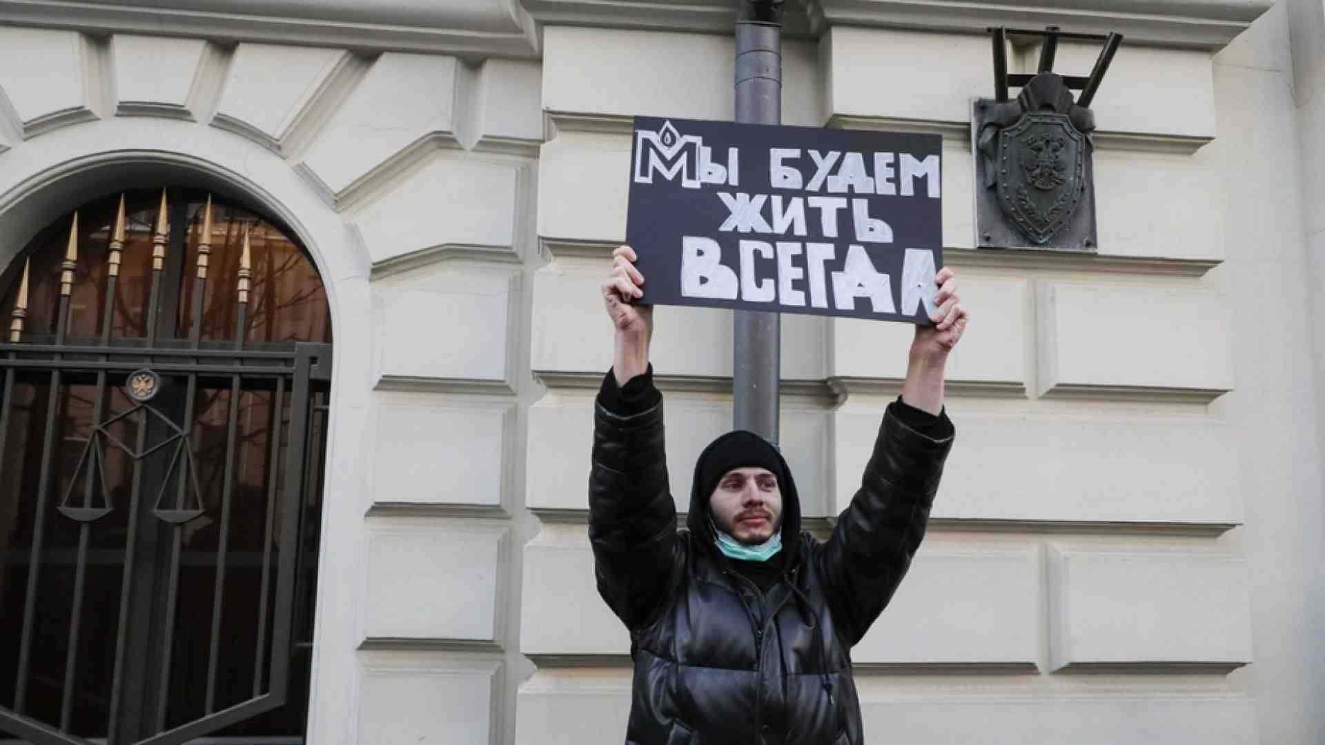 Immagine di «Infanga l'Urss»: così la Corte suprema russa chiude la ong Memorial