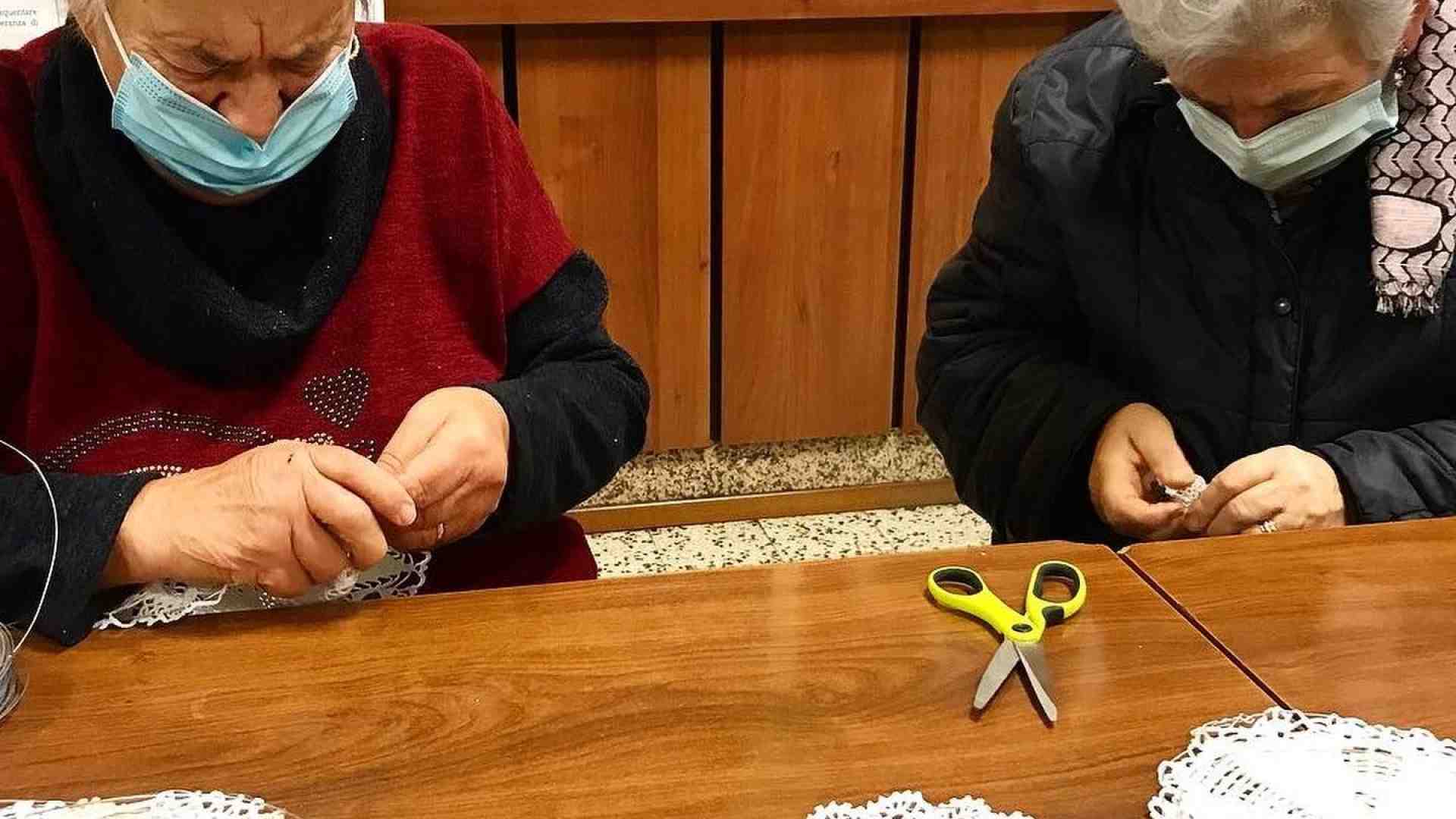 Immagine di Qui le luminarie natalizie sono fatte di... centrini realizzati dalle volontarie