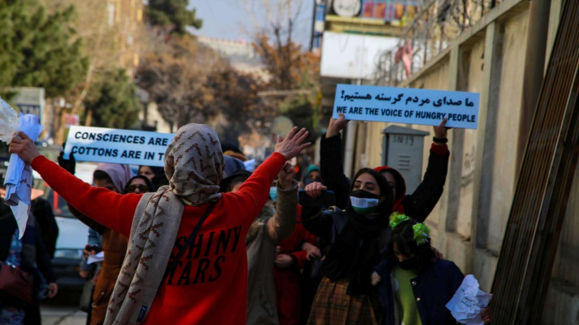 Immagine di La protesta delle donne a Kabul: la polizia spara per disperderle