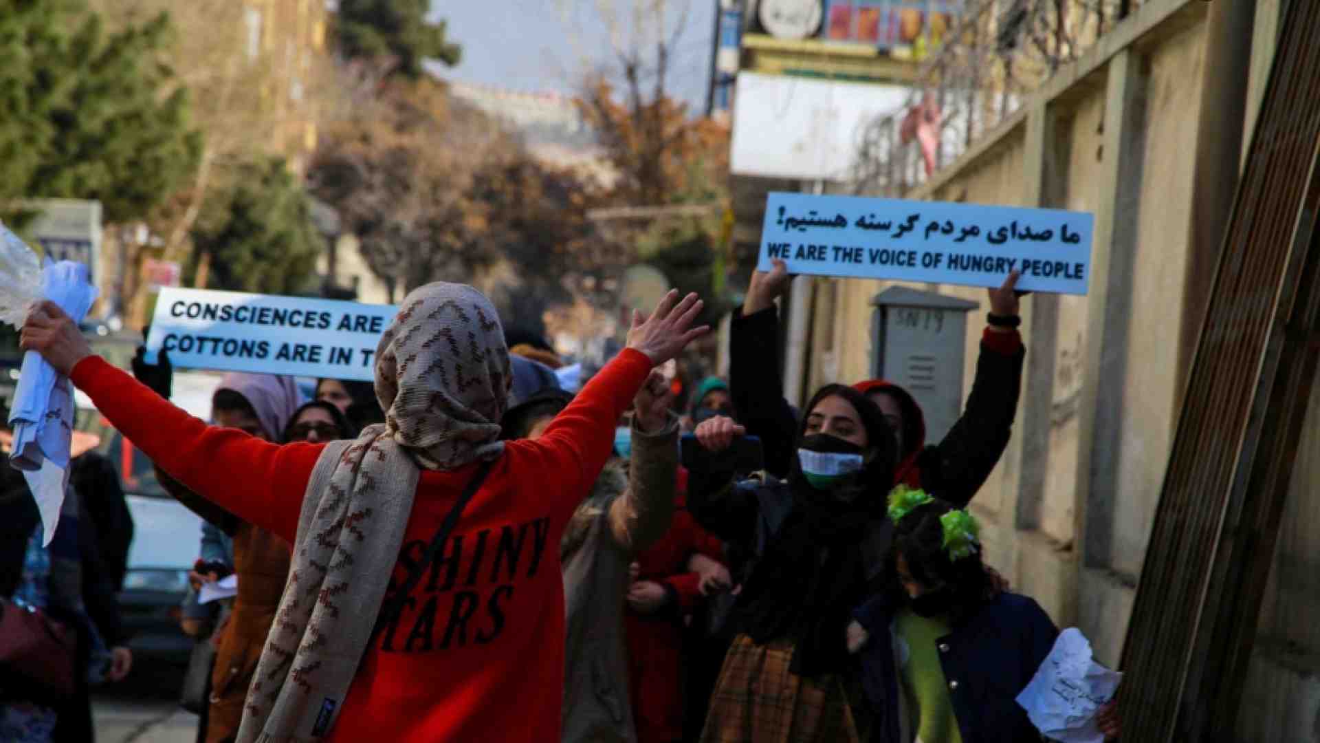 Immagine di La protesta delle donne a Kabul: la polizia spara per disperderle
