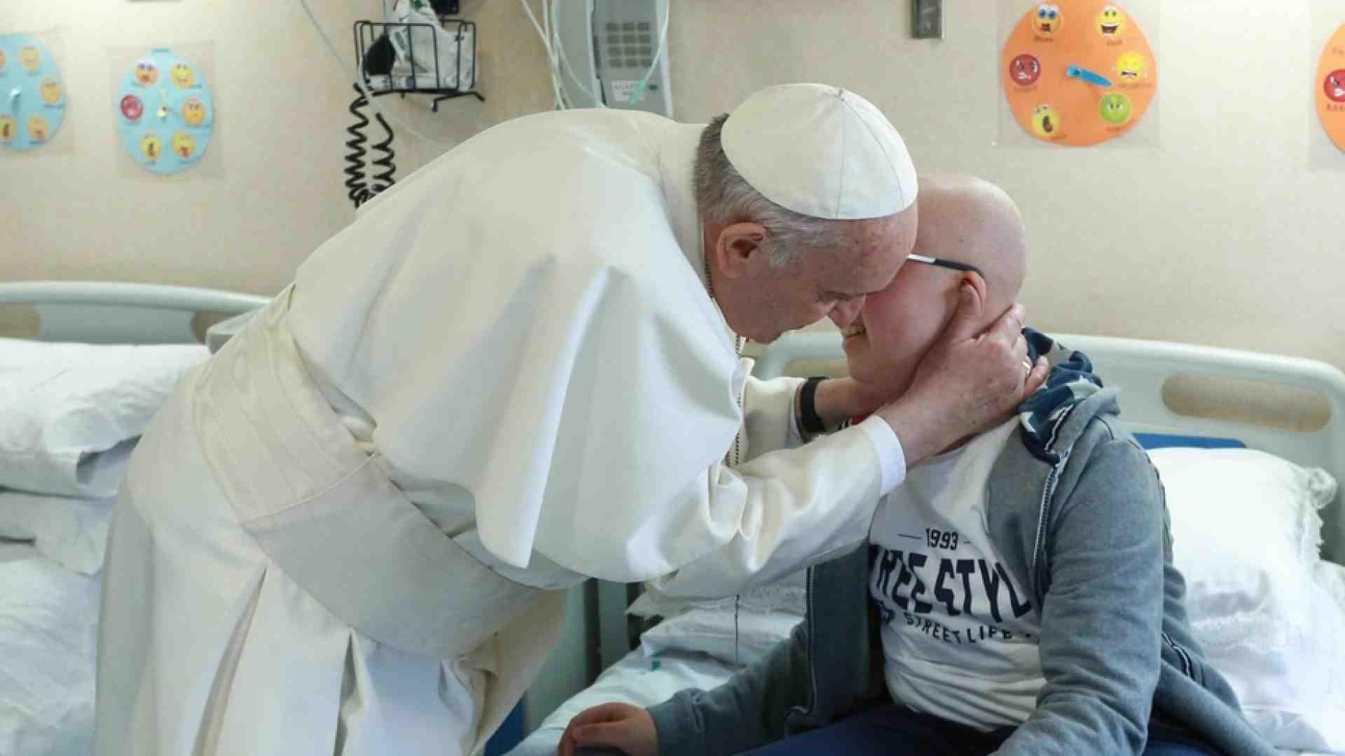 Immagine di Il Papa: «Accanto al malato, con competenza e compassione»