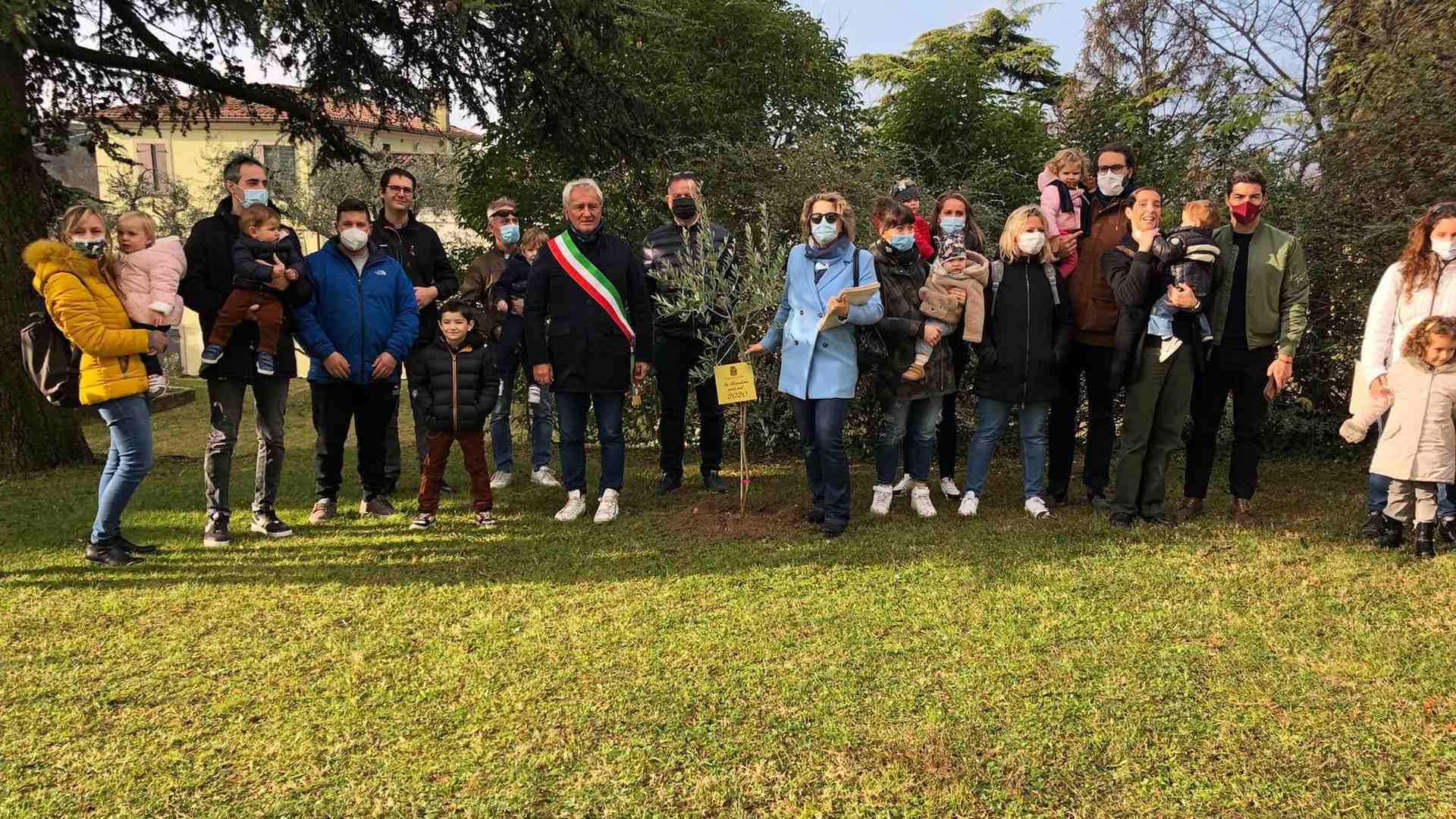 Immagine di Piantare noccioli fa crescere solidarietà e ambientalismo