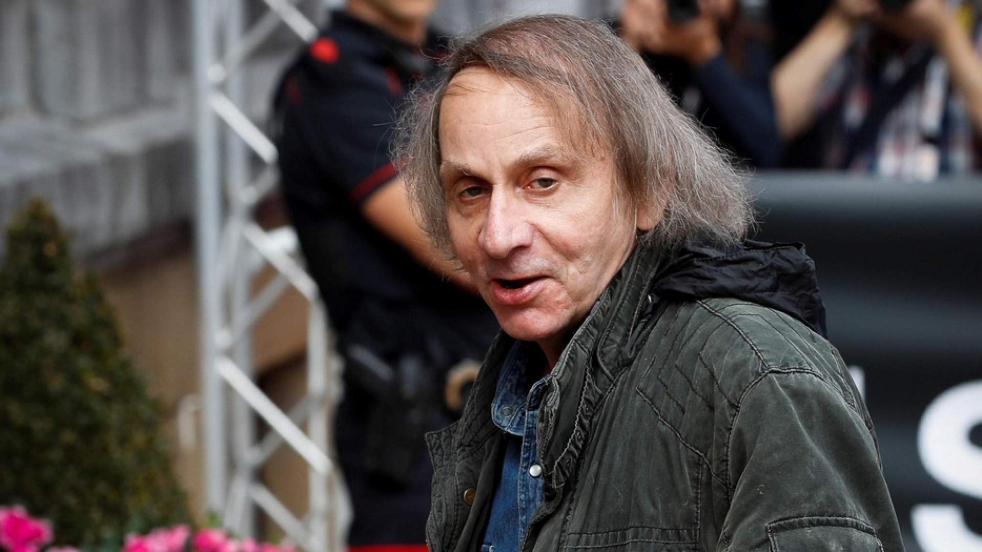 Immagine di Si apre una crepa nel buio di Michel Houellebecq