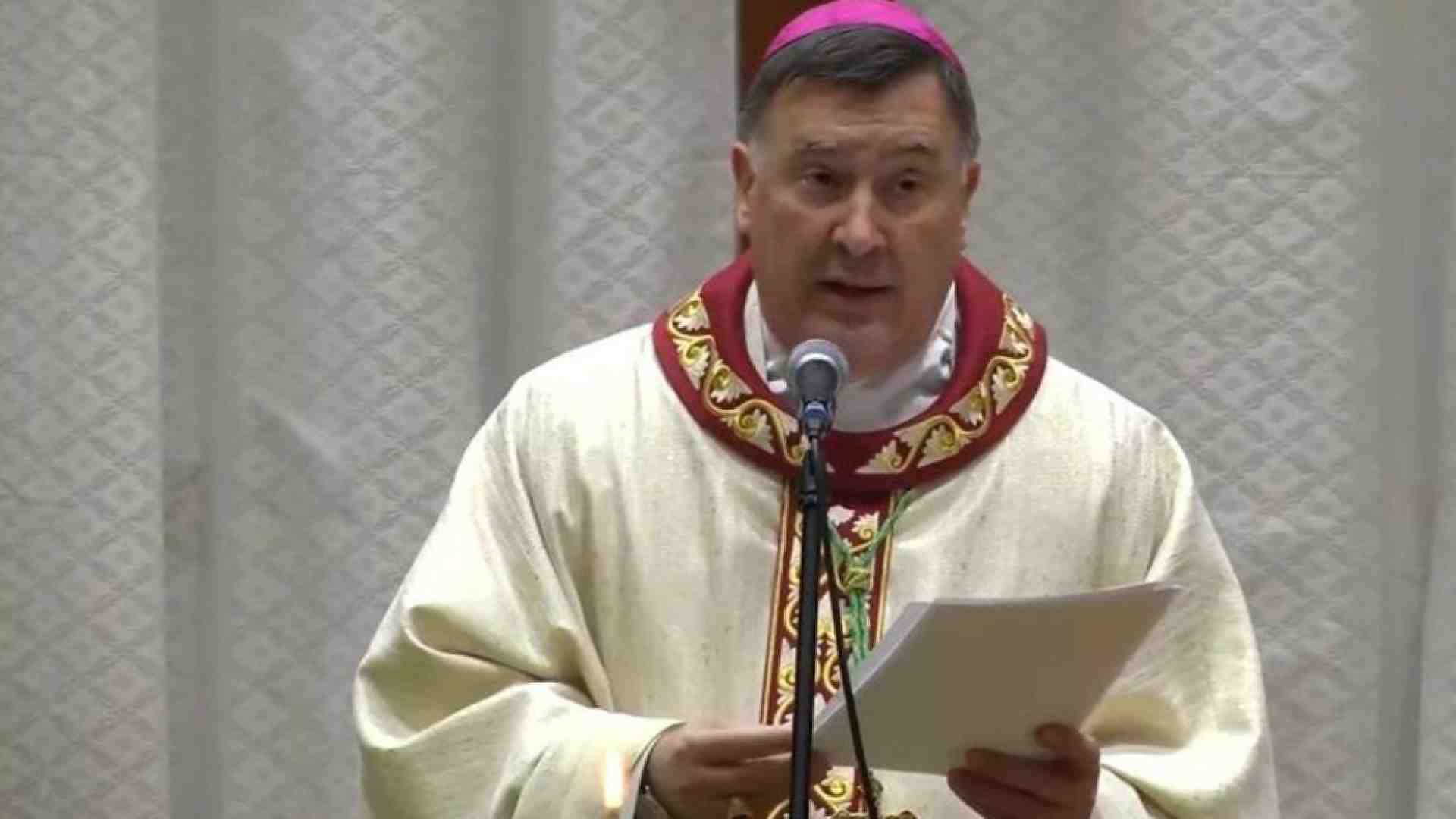 Immagine di Catanzaro-Squillace abbraccia l'arcivescovo Maniago