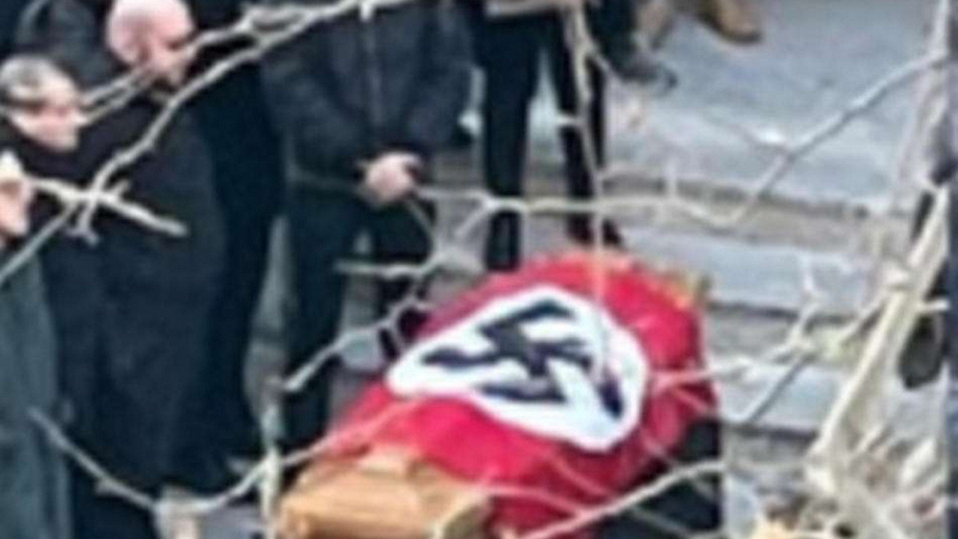 Immagine di Bandiera nazista sulla bara. Il Vicariato: offensiva e inaccettabile