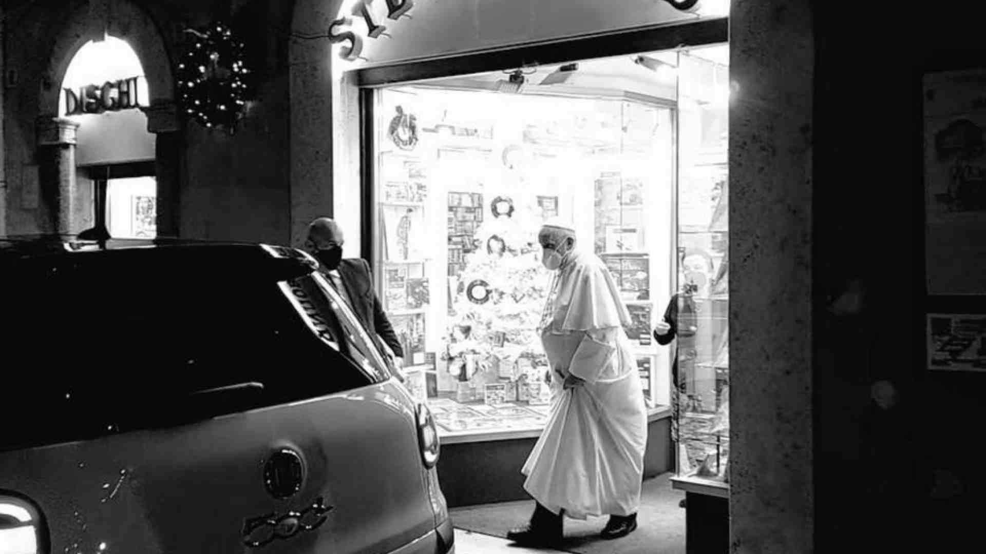Immagine di Papa Francesco entra in un negozio di dischi a Roma
