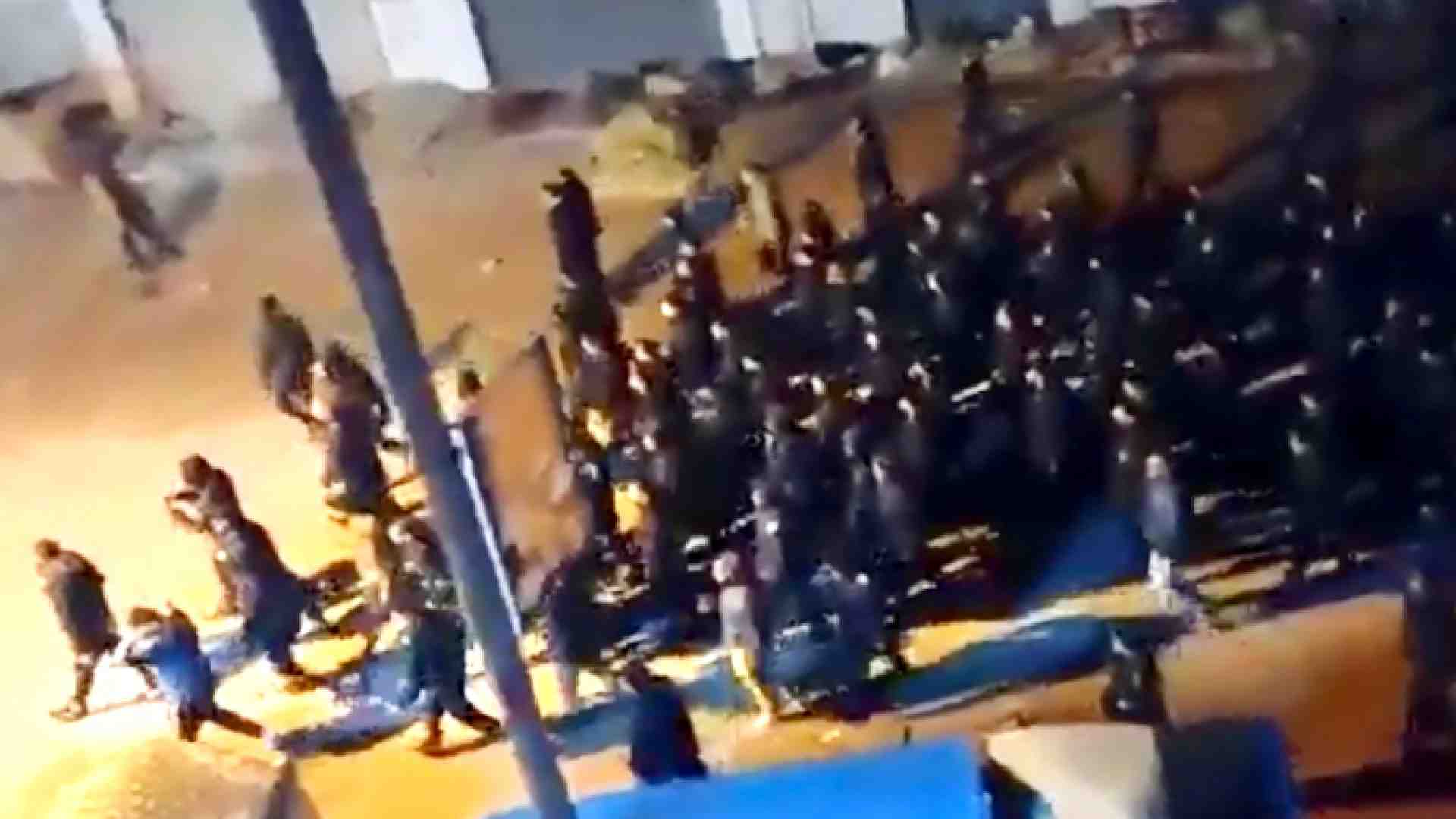 Immagine di Msf denuncia: “Migranti pugnalati e bastonati. Bambini separati dai genitori”