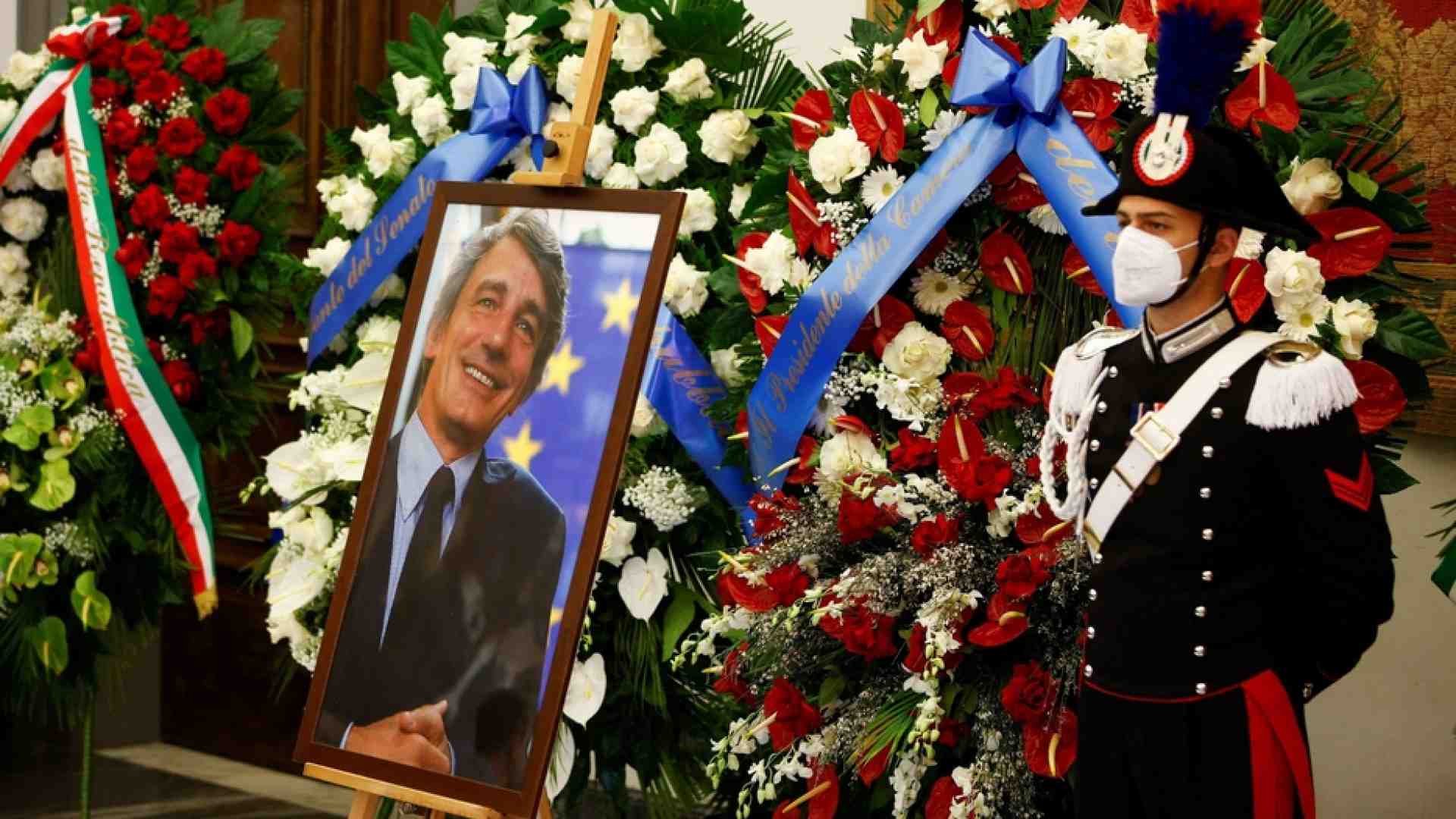 Immagine di Mattarella e Draghi alla camera ardente di Sassoli. Venerdì i funerali di Stato