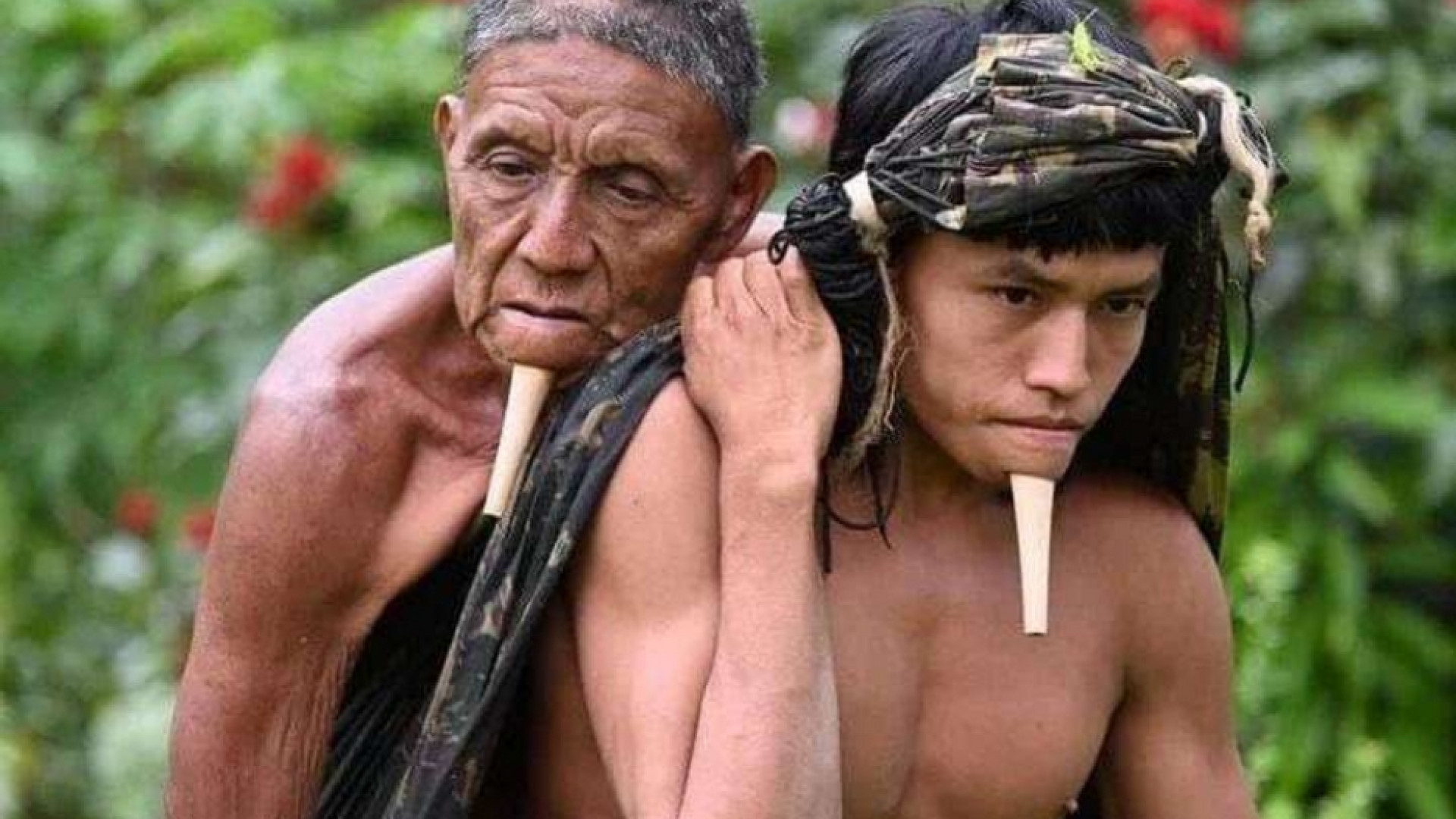 Immagine di Il padre in spalla per 12 ore nella foresta amazzonica per farlo vaccinare