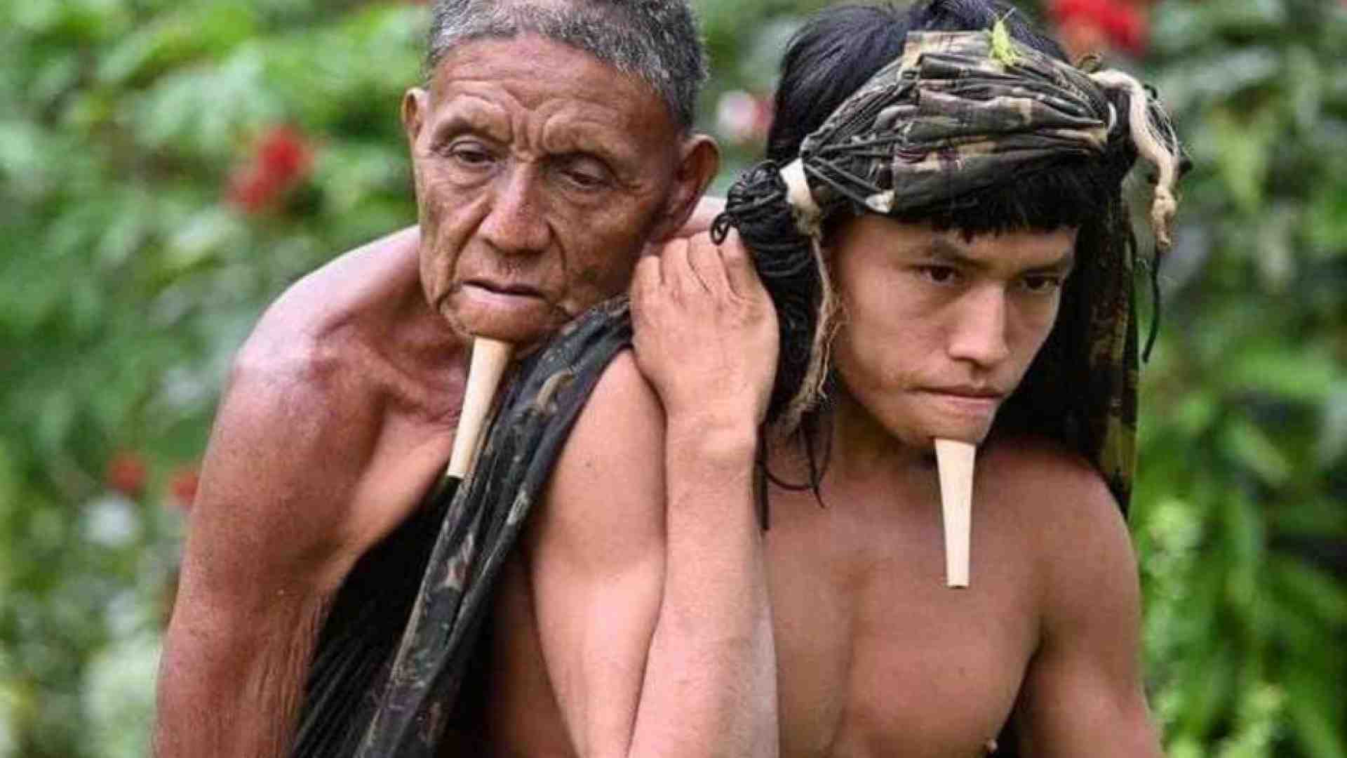 Immagine di Il padre in spalla per 12 ore nella foresta amazzonica per farlo vaccinare
