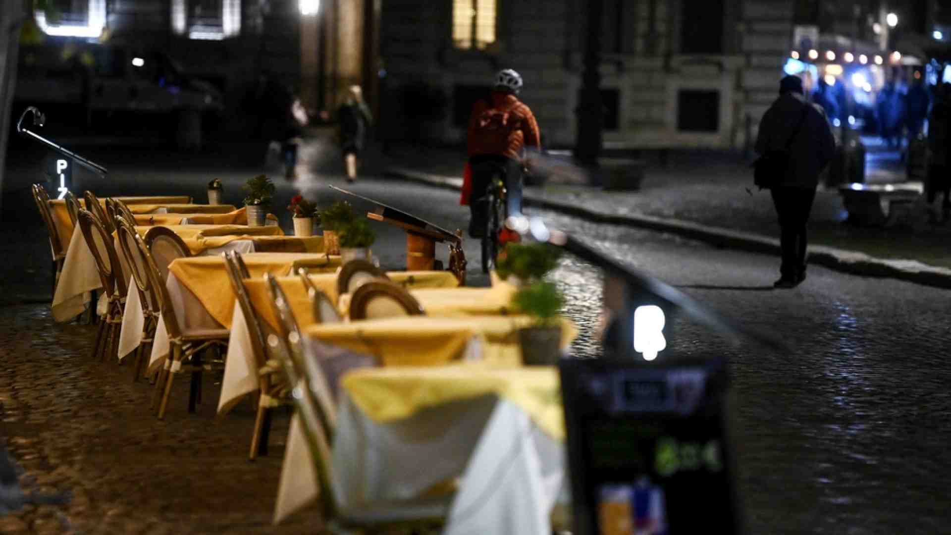 Immagine di Milano e Roma in lockdown, senza traffico e senza turisti