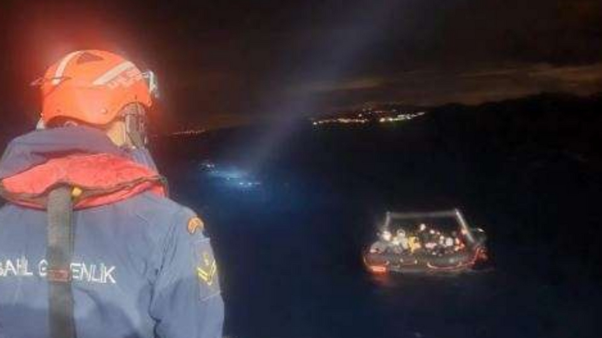 Immagine di I bambini «lanciati» alla deriva. Così la Grecia respinge i migranti