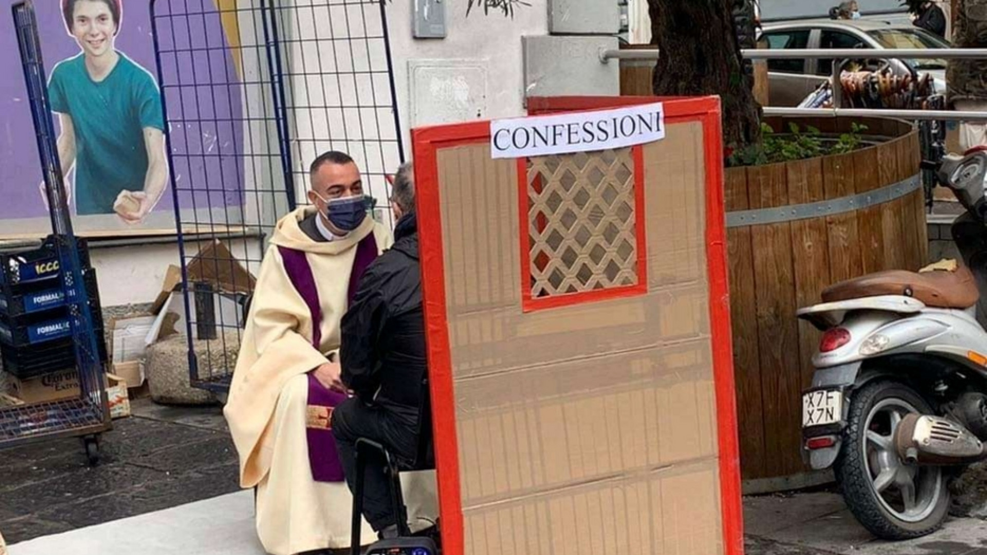 Immagine di Don Michele, il parroco che confessa in strada: «Siamo un ospedale da campo»
