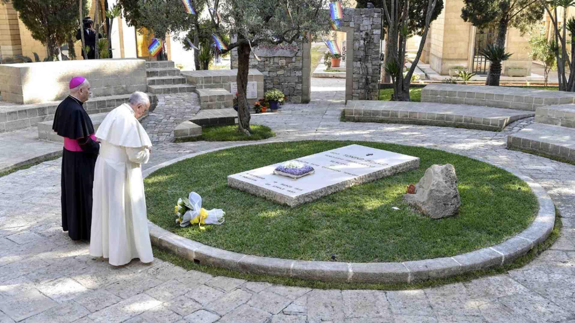 Immagine di Don Tonino Bello venerabile, diocesi in festa per la lettura del decreto