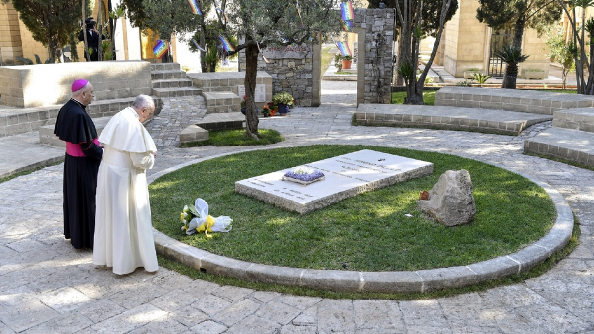 Immagine di Don Tonino Bello venerabile, diocesi in festa per la lettura del decreto