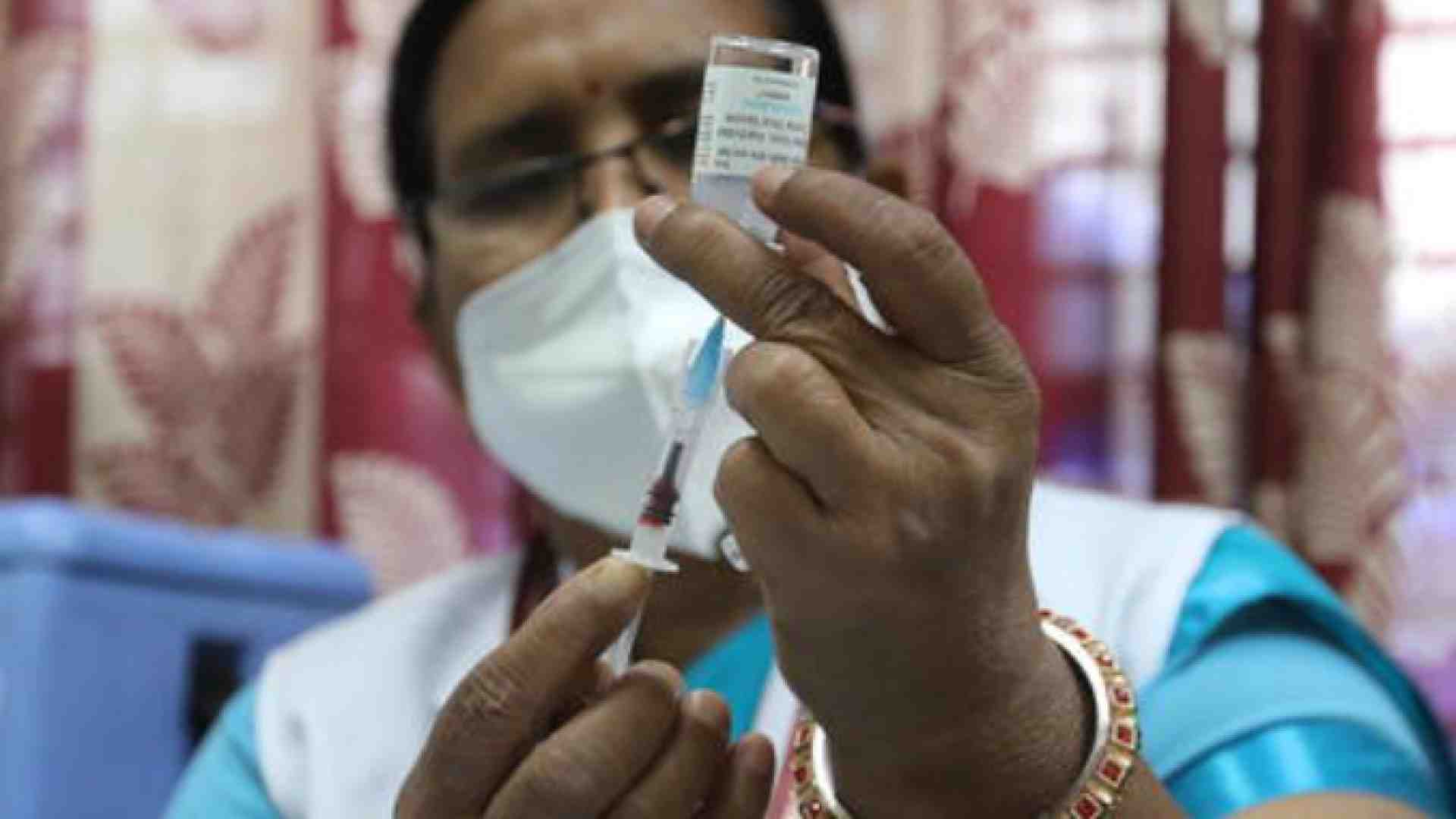 Immagine di Oxfam: coi vaccini 5 nuove società miliardarie. E più disuguaglianze coi poveri