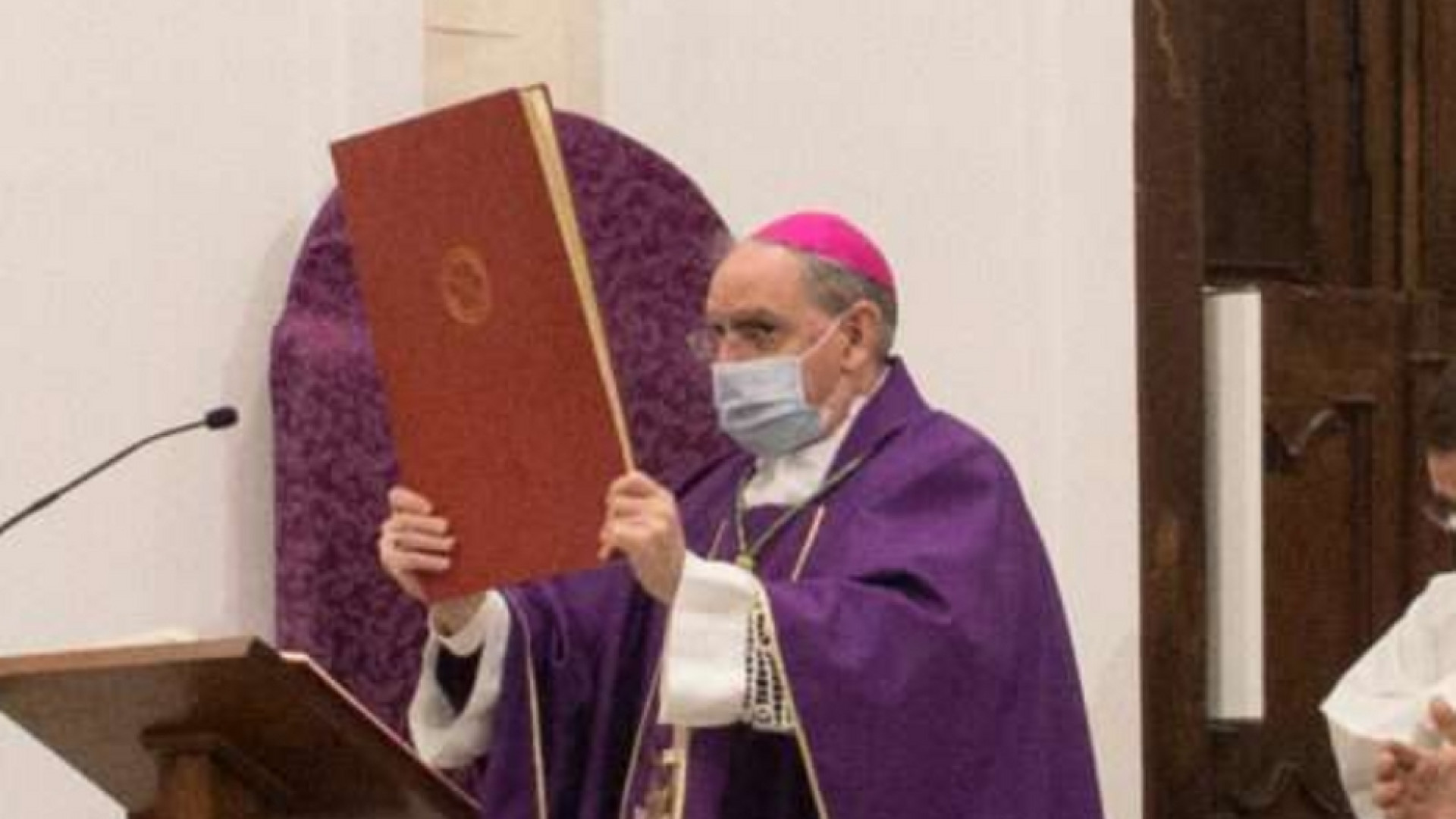 Immagine di Il vescovo Cirulli: «Sui vaccini solo buon senso. C'è chi vuole colpire il Papa»