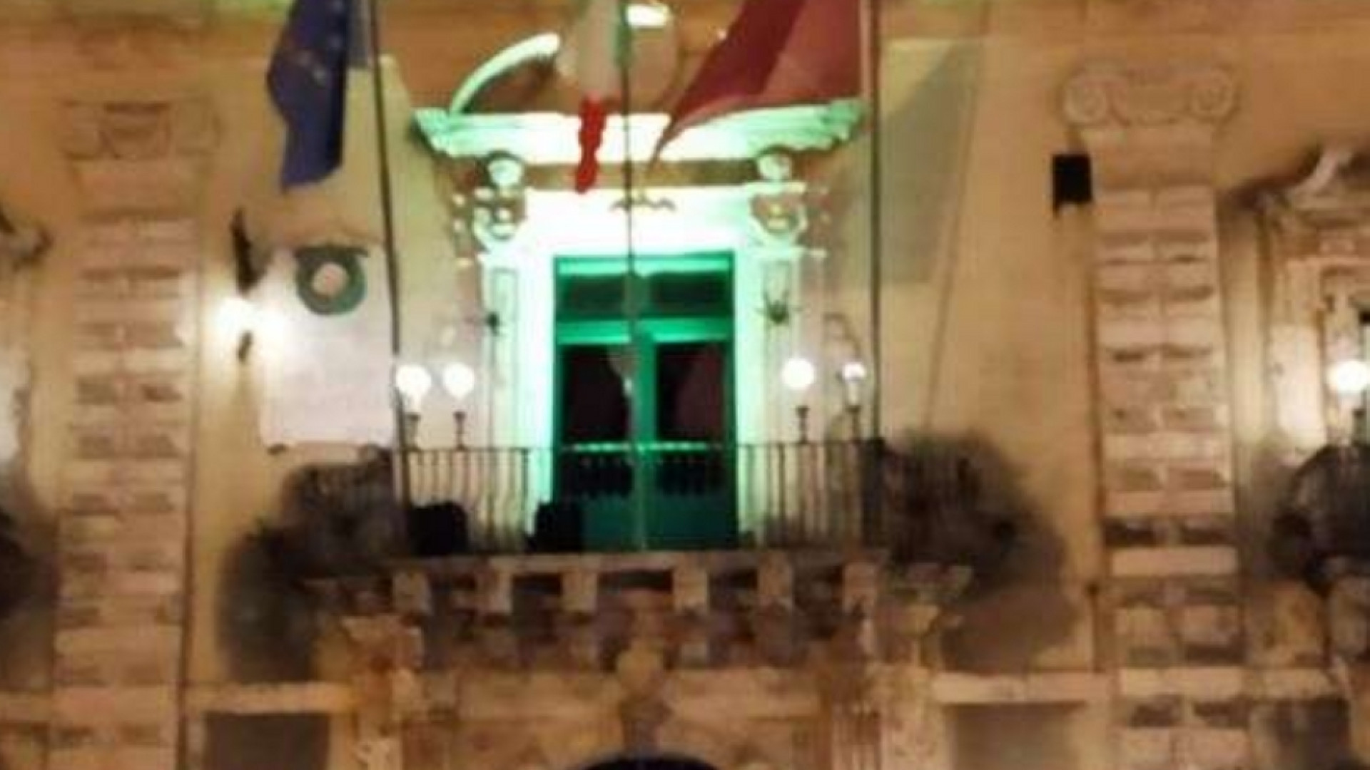 Immagine di Lanterne verdi in solidarietà con i migranti, l'Italia accesa