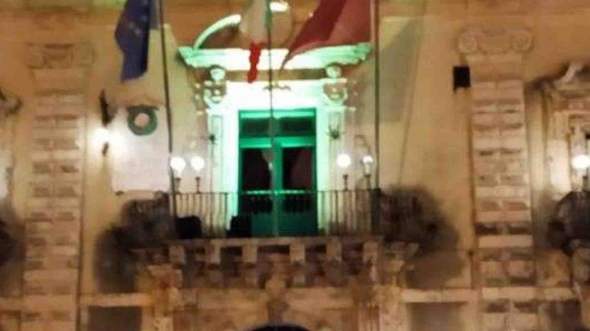 Immagine di Lanterne verdi in solidarietà con i migranti, l'Italia accesa