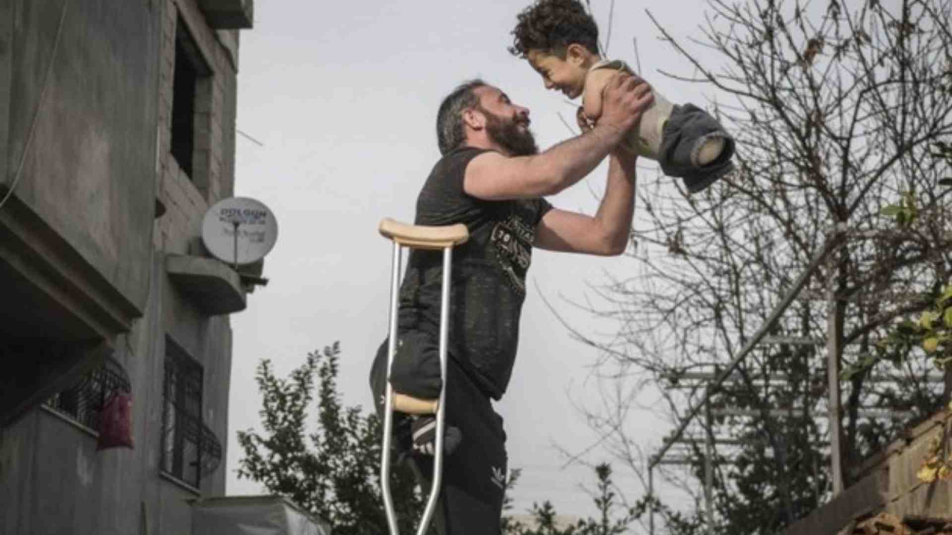 Immagine di Padre e figlio senza arti in Italia: accolti dalla Caritas (Video)