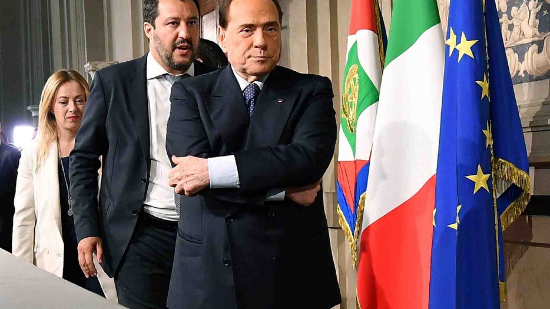 Immagine di Berlusconi si ritira dalla corsa per il Quirinale. E spunta Riccardi