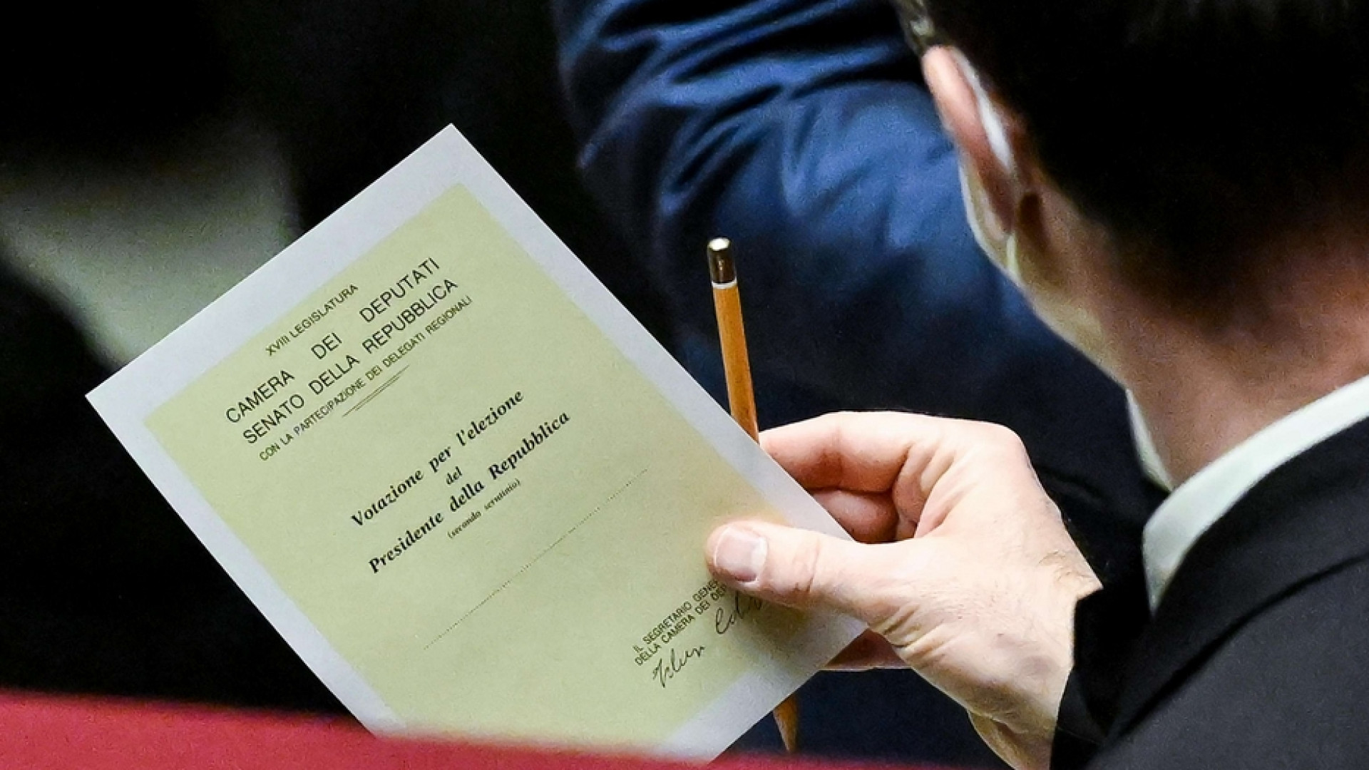 Immagine di Nuova fumata nera, 39 voti per Mattarella. I 3 nomi del centrodestra
