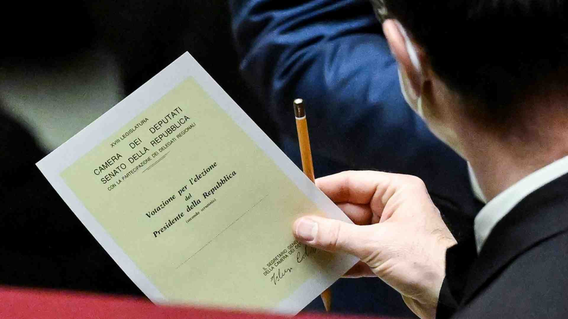 Immagine di Nuova fumata nera, 39 voti per Mattarella. I 3 nomi del centrodestra