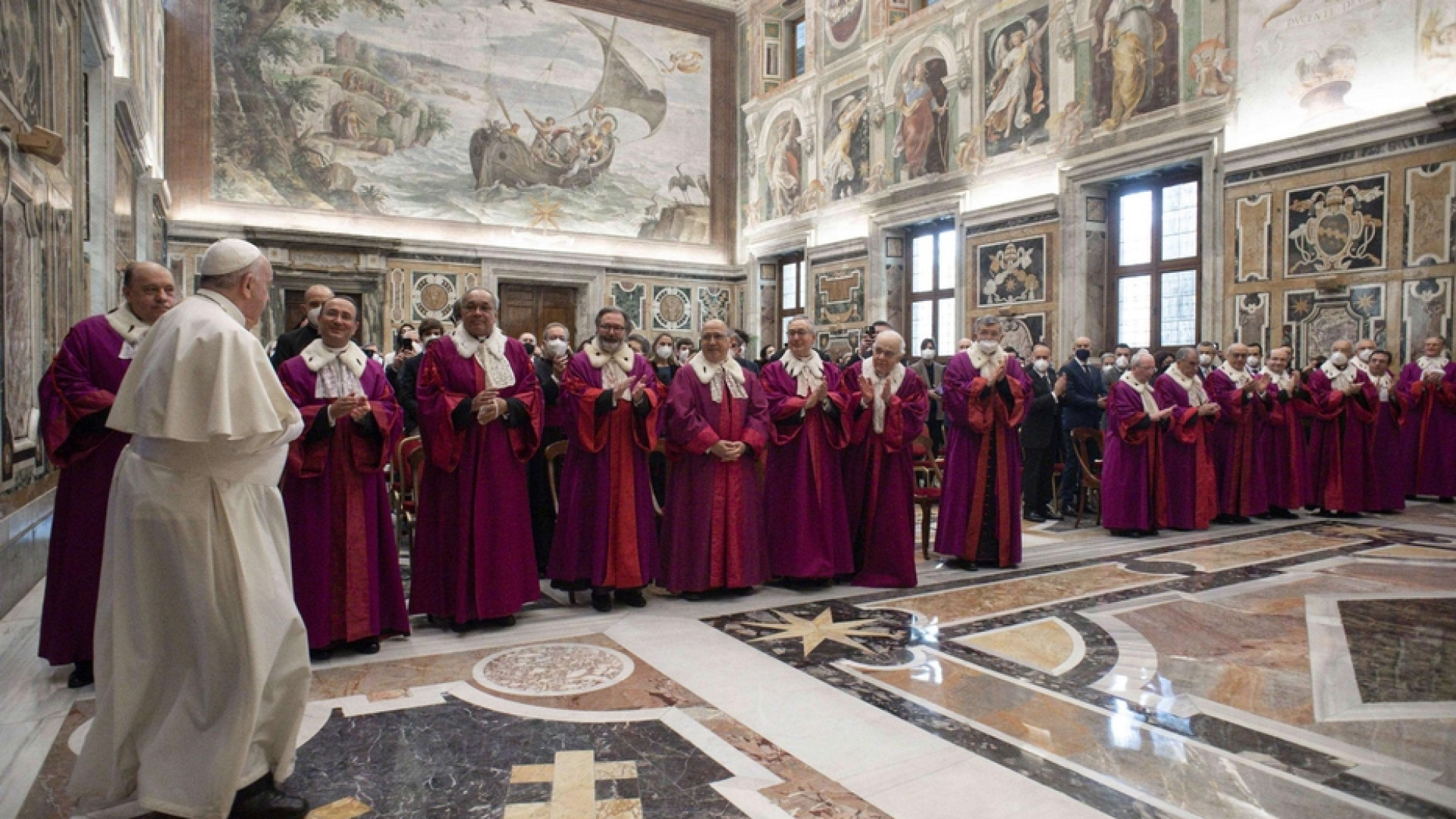 Immagine di Papa Francesco alla Rota Romana: la Chiesa accanto alle «ferite» degli sposi