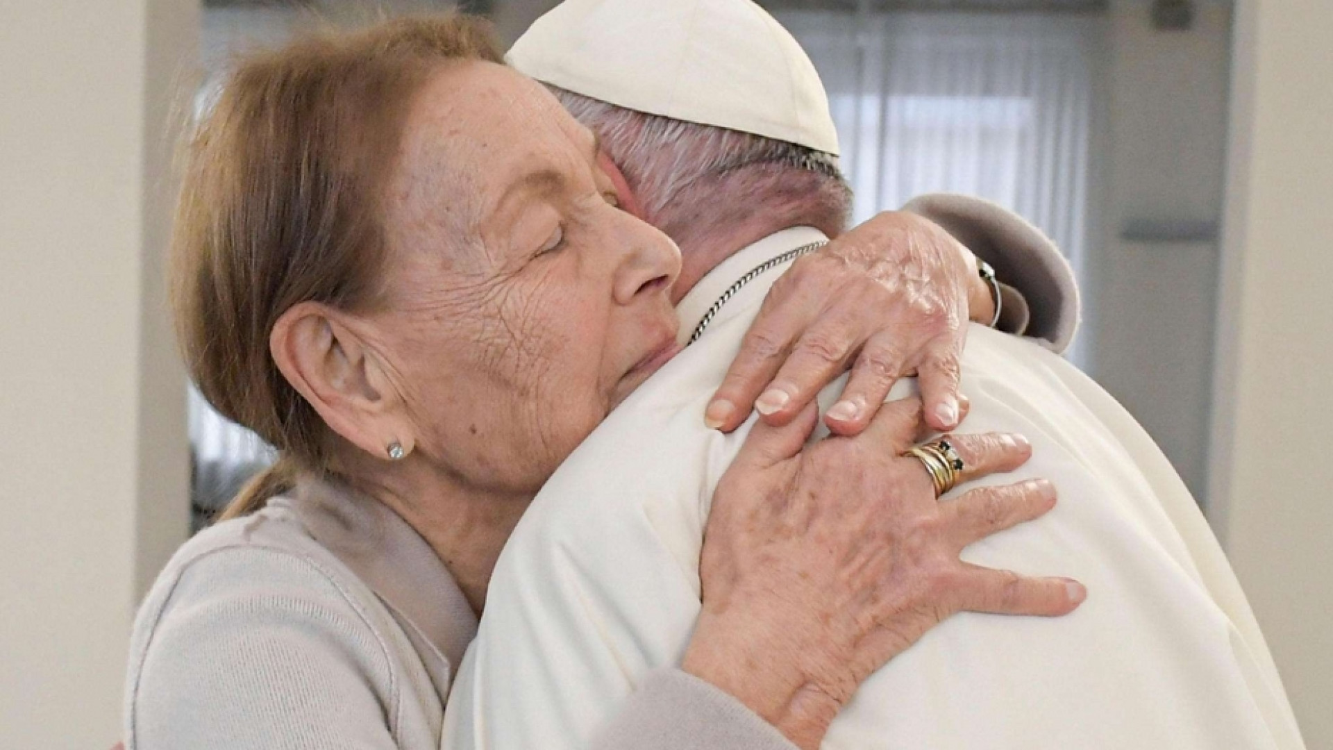 Immagine di Il nuovo abbraccio tra il Papa e Edith Bruck: tramandare la memoria ai giovani