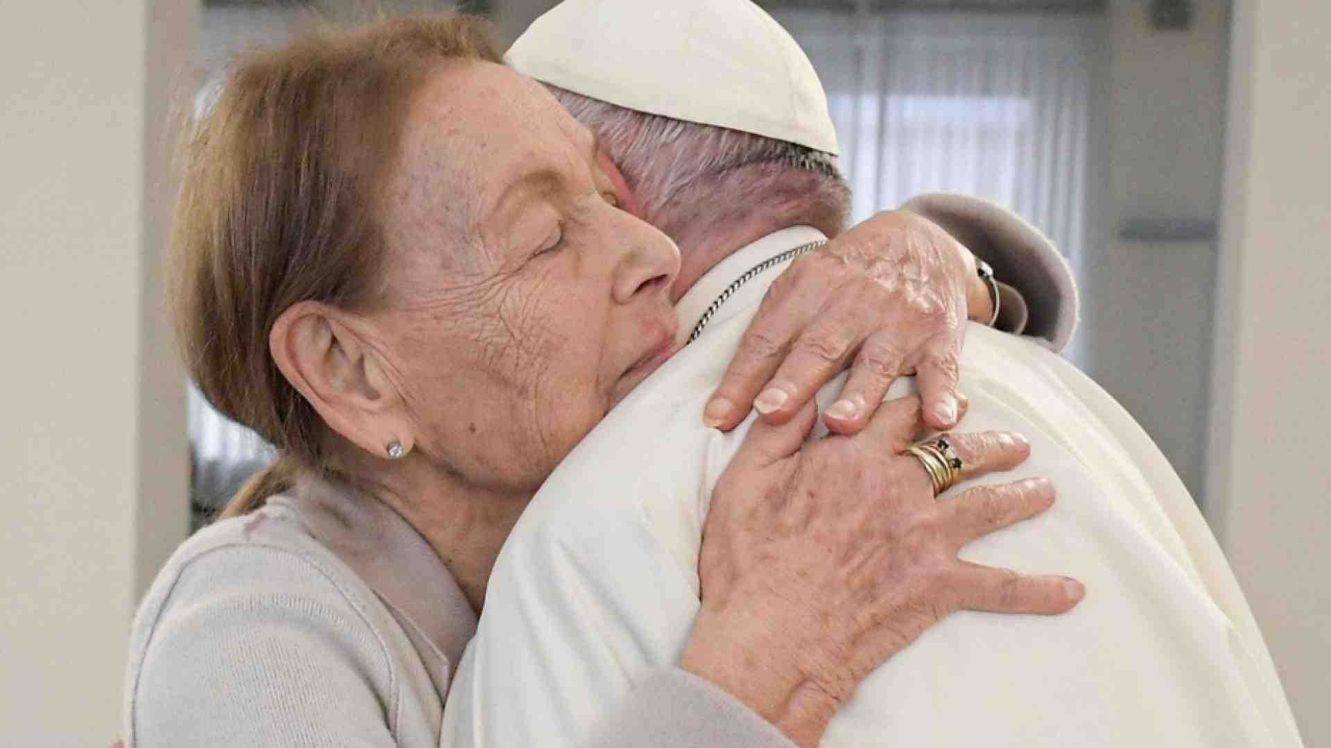 Immagine di Il nuovo abbraccio tra il Papa e Edith Bruck: tramandare la memoria ai giovani