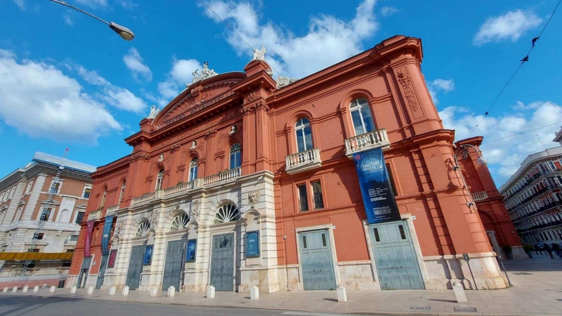 Immagine di Dall'incendio ai tribunali: non c'è pace al teatro Petruzzelli