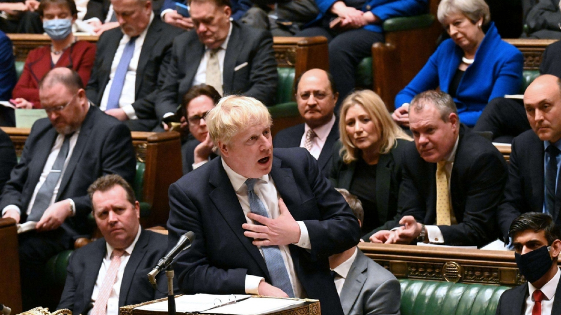 Immagine di Il dossier sul party gate travolge Johnson. Il premier si scusa, ma non molla