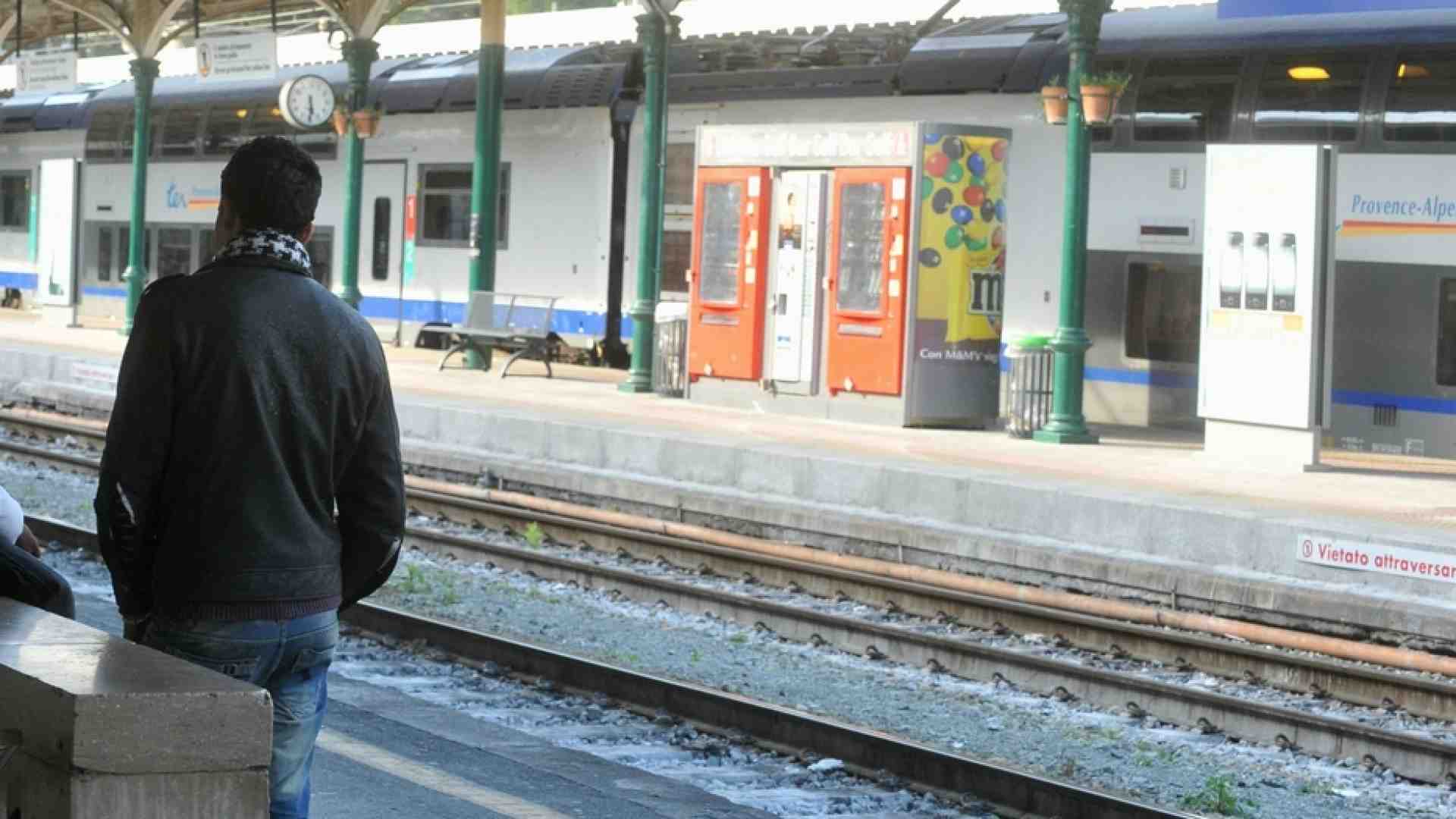 Immagine di Muore folgorato sul tetto di un treno per la Francia