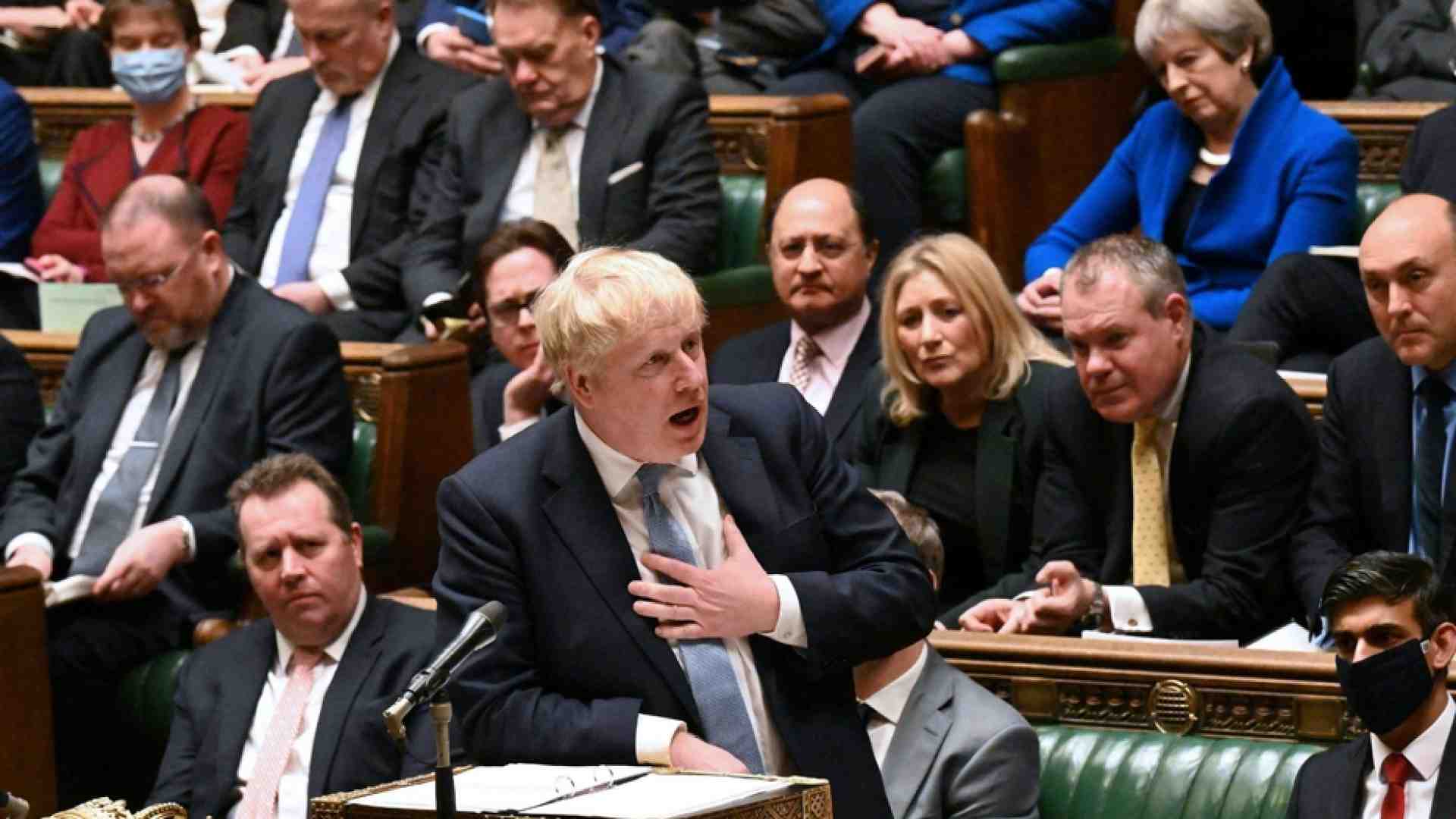 Immagine di Il dossier sul party gate travolge Johnson. Il premier si scusa, ma non molla