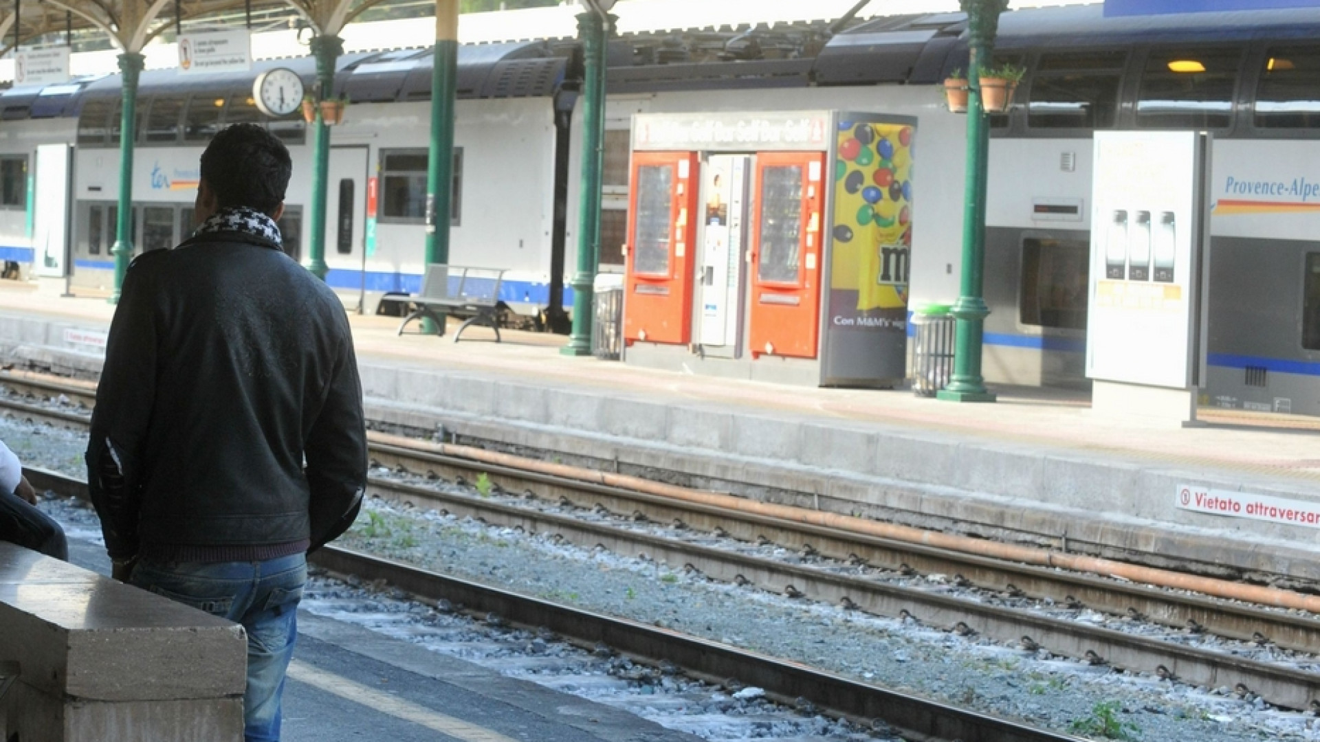Immagine di Muore folgorato sul tetto di un treno per la Francia