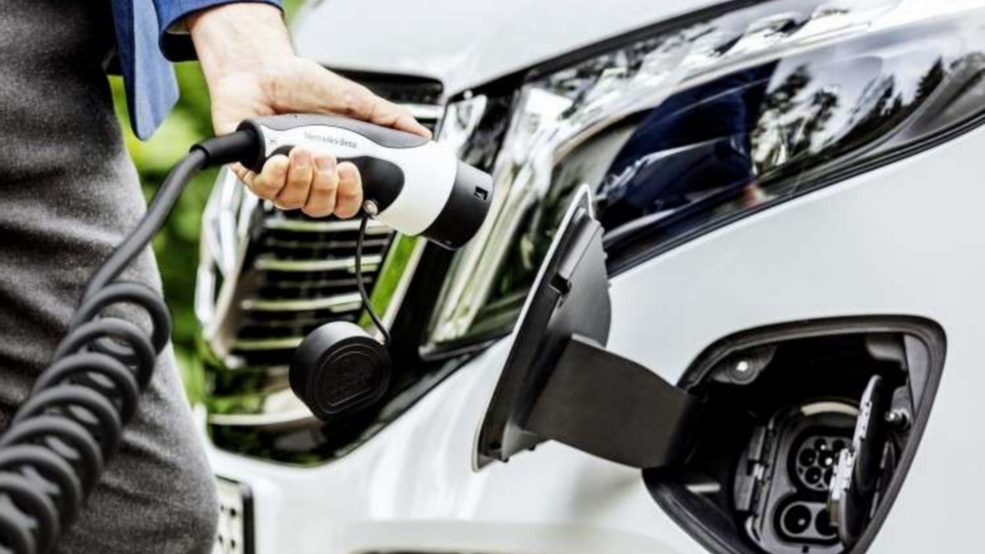 Immagine di I nuovi poveri della mobilità, il rischio dell'auto "green"