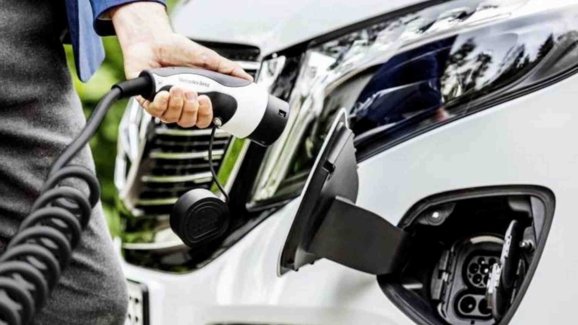 Immagine di I nuovi poveri della mobilità, il rischio dell'auto "green"