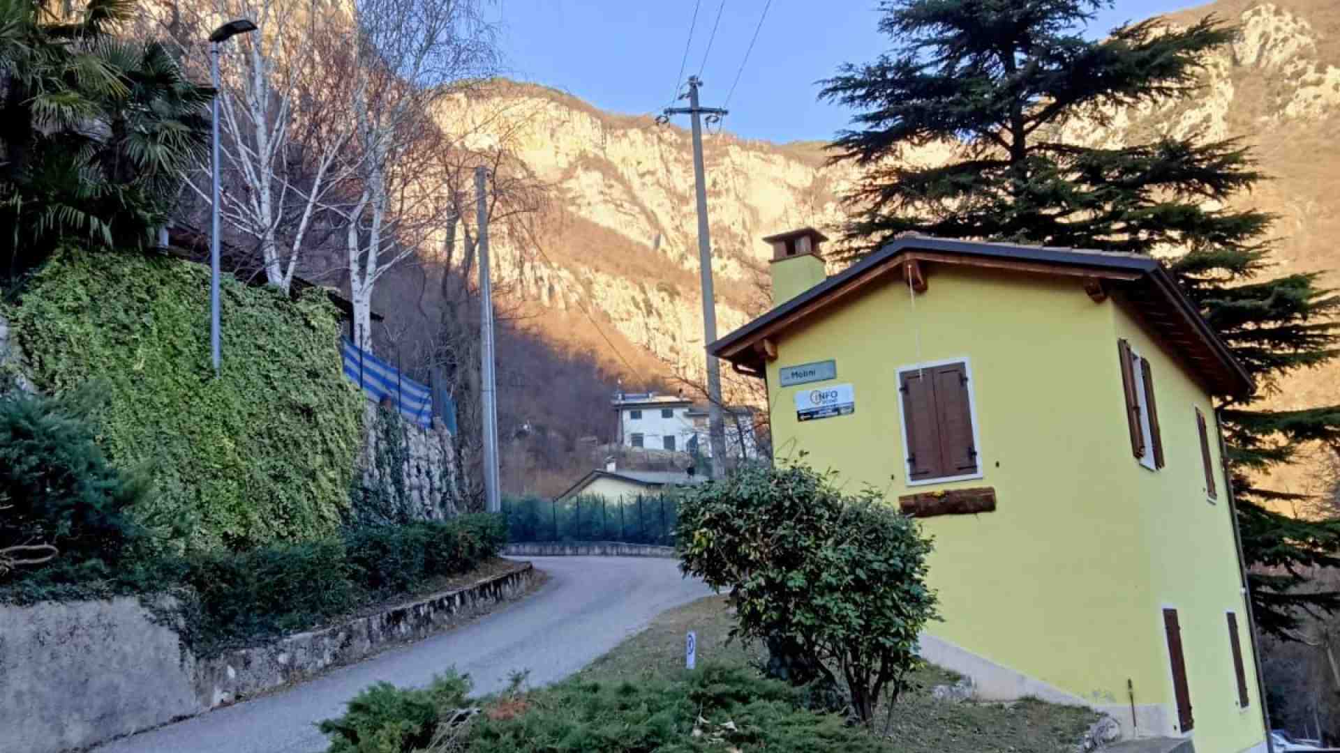 Immagine di Nuovo infopoint ai piedi del Santuario della Madonna della Corona