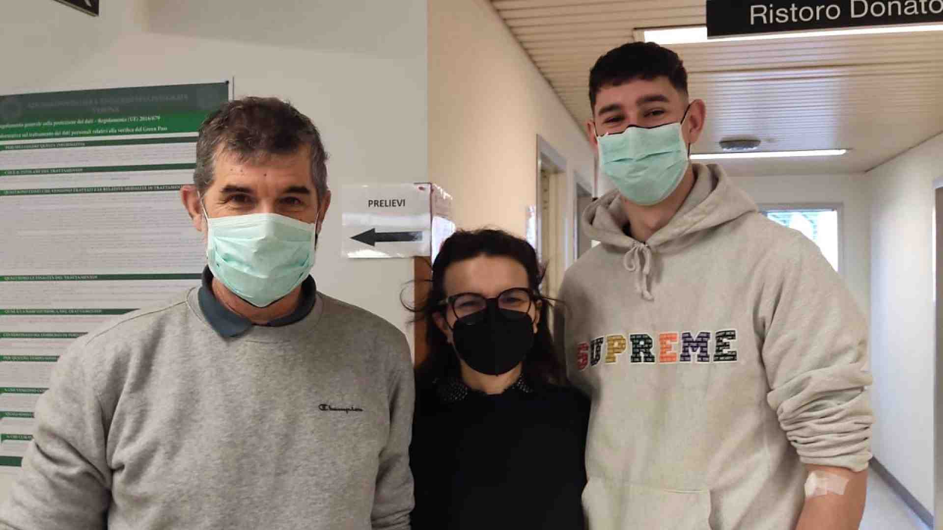 Immagine di Padre e figlio donano il sangue insieme: un esempio più "virale" del Covid