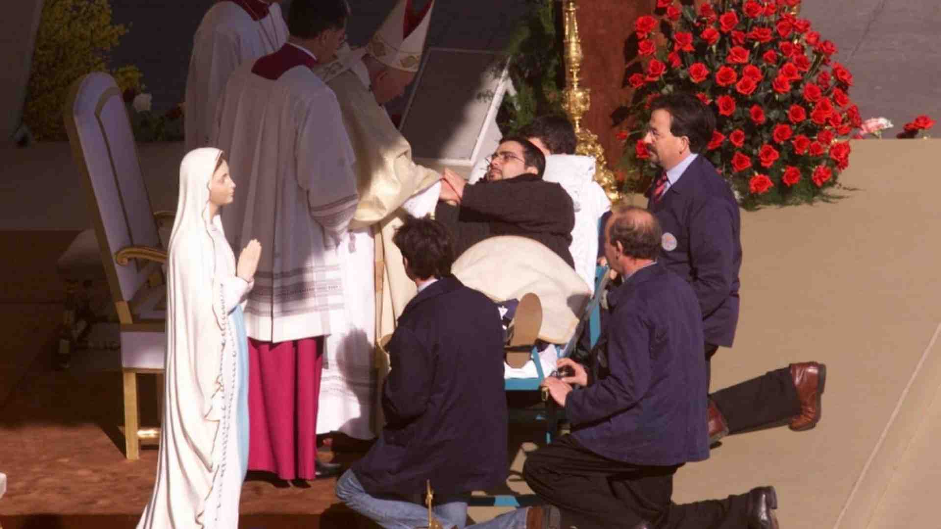 Immagine di Giovanni Paolo II e le sue mani tese verso i malati per 30 anni