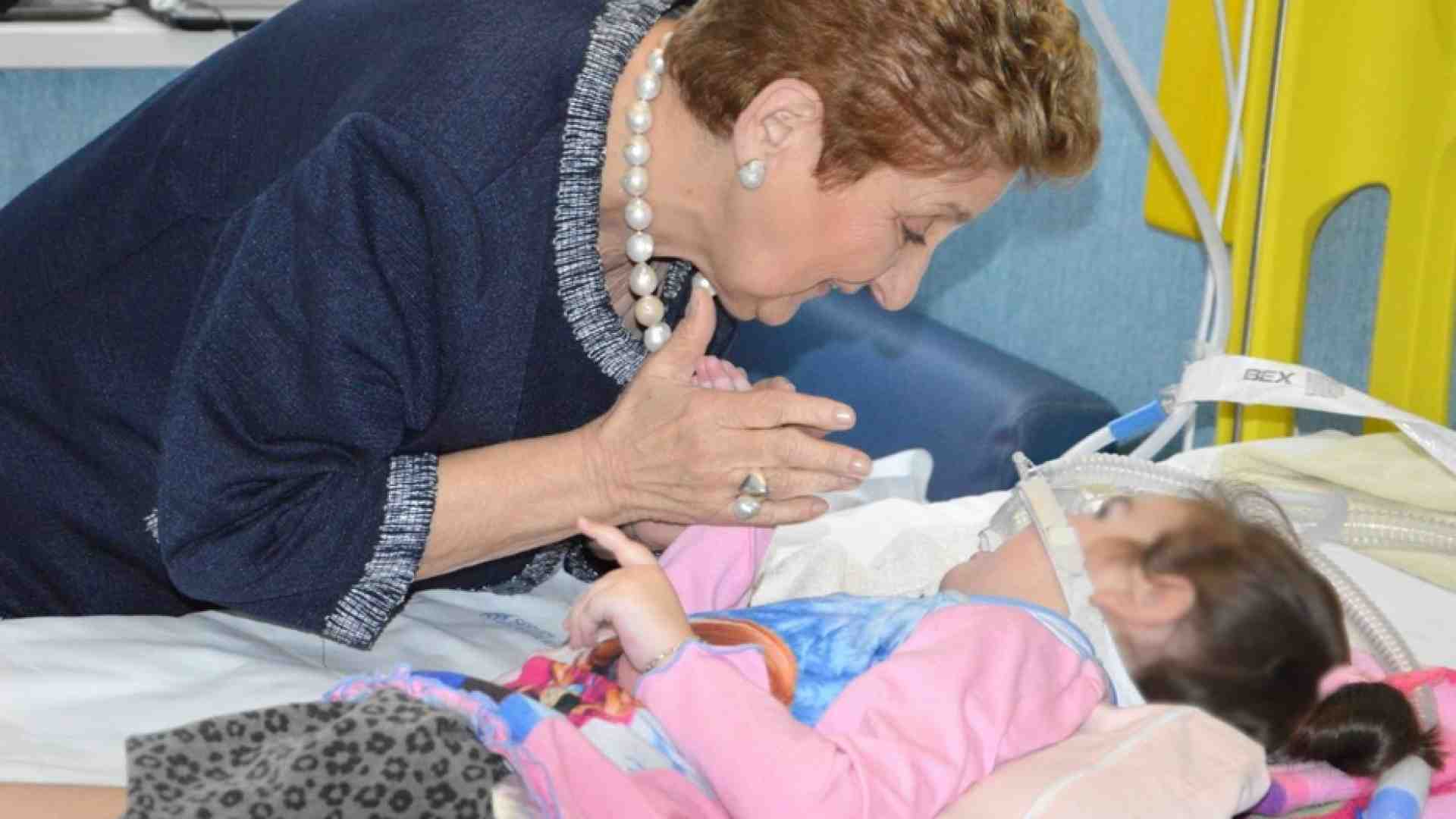 Immagine di Mariella Enoc: compagni di strada di chi soffre, accogliamo il dolore in silenzio
