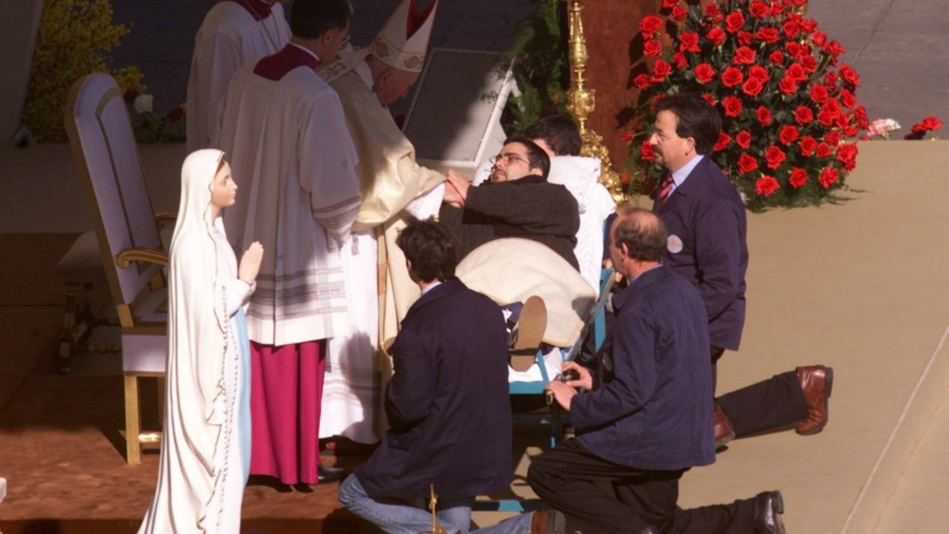 Immagine di Giovanni Paolo II e le sue mani tese verso i malati per 30 anni