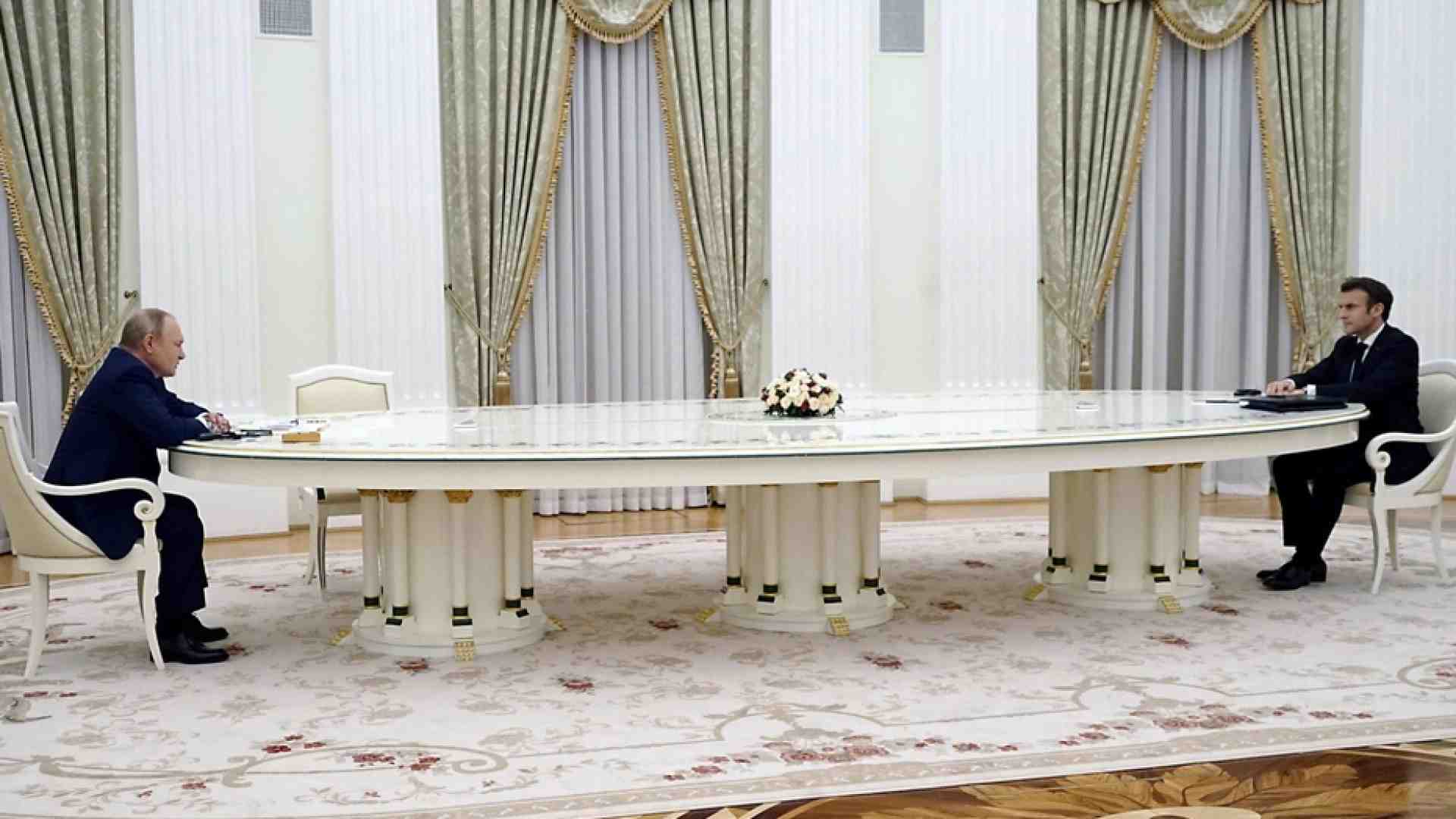 Immagine di «Macron ha rifiutato il tampone»: ecco il perché del distanziamento con Putin