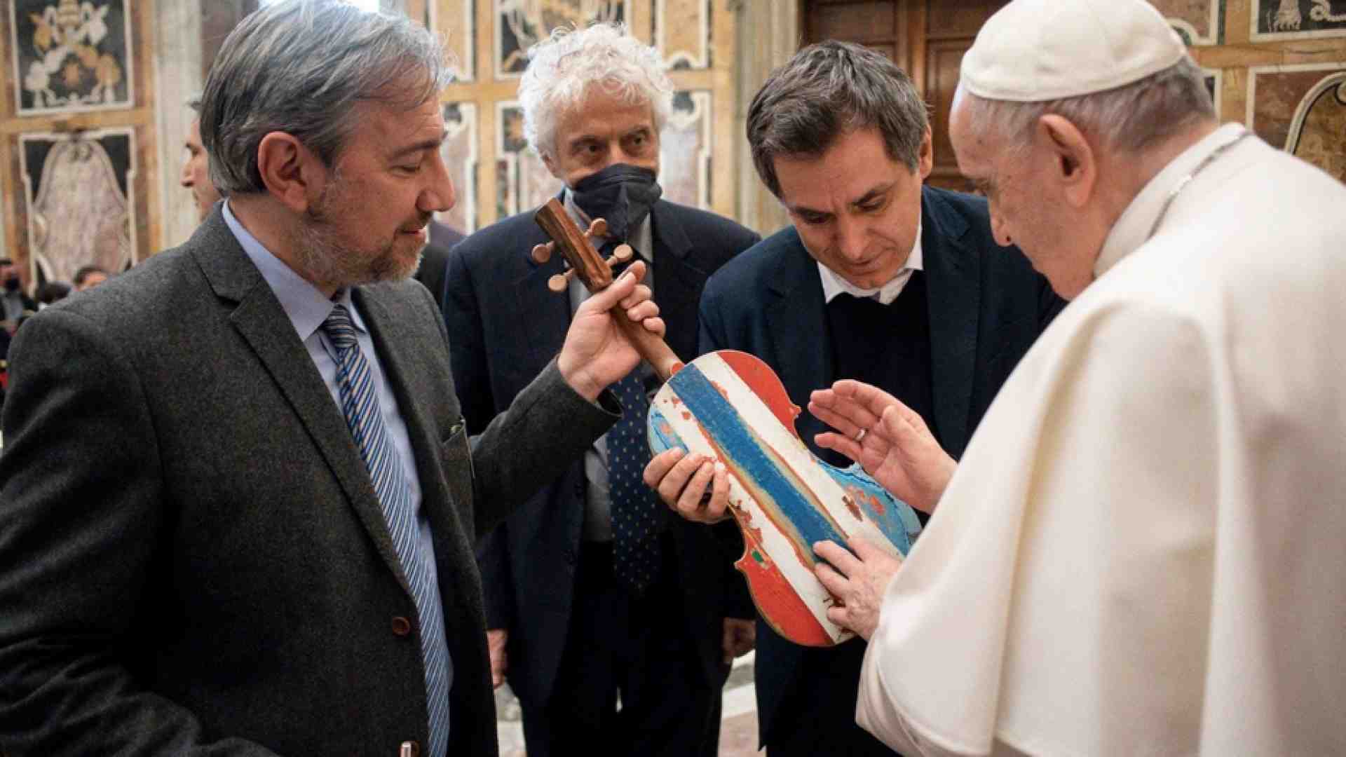 Immagine di Il governo dona i barconi dei migranti, dal legno nasceranno croci e violini