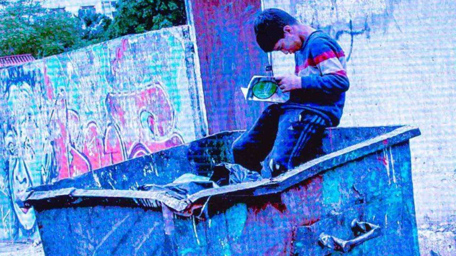 Immagine di Hussein, il bambino profugo siriano che legge tra la spazzatura