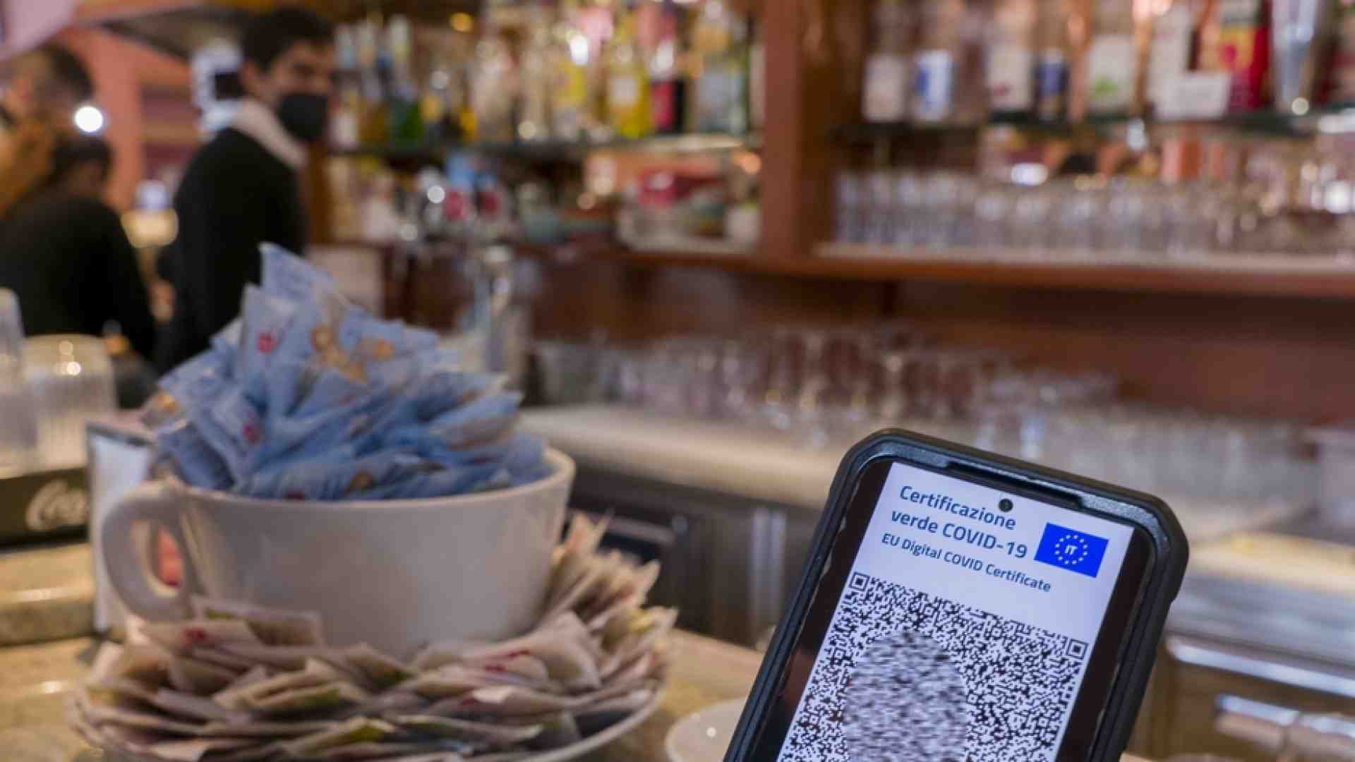 Immagine di Super green pass obbligatorio da oggi per i lavoratori over 50 (anche colf)