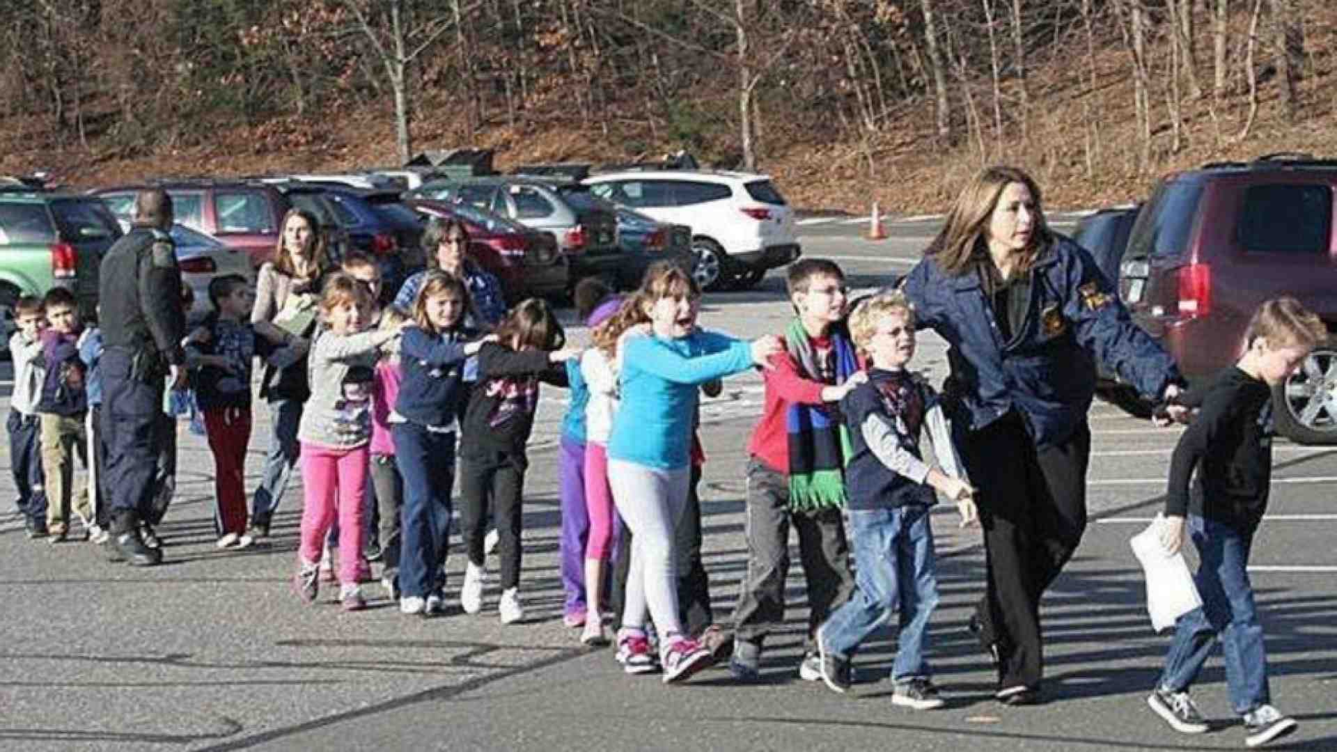 Immagine di Strage di Sandy Hook, l'azienda di armi risarcirà le vittime
