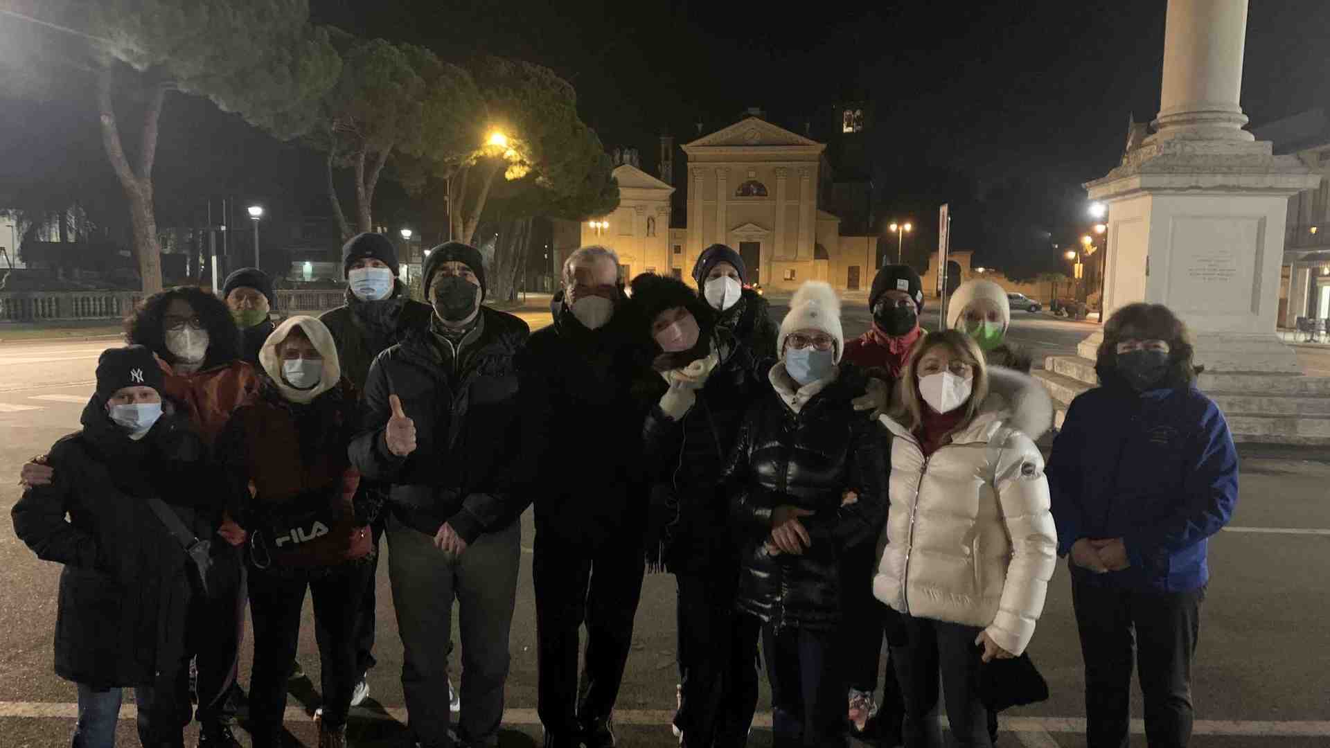 Immagine di Camminano in gruppo solo quando cala la notte