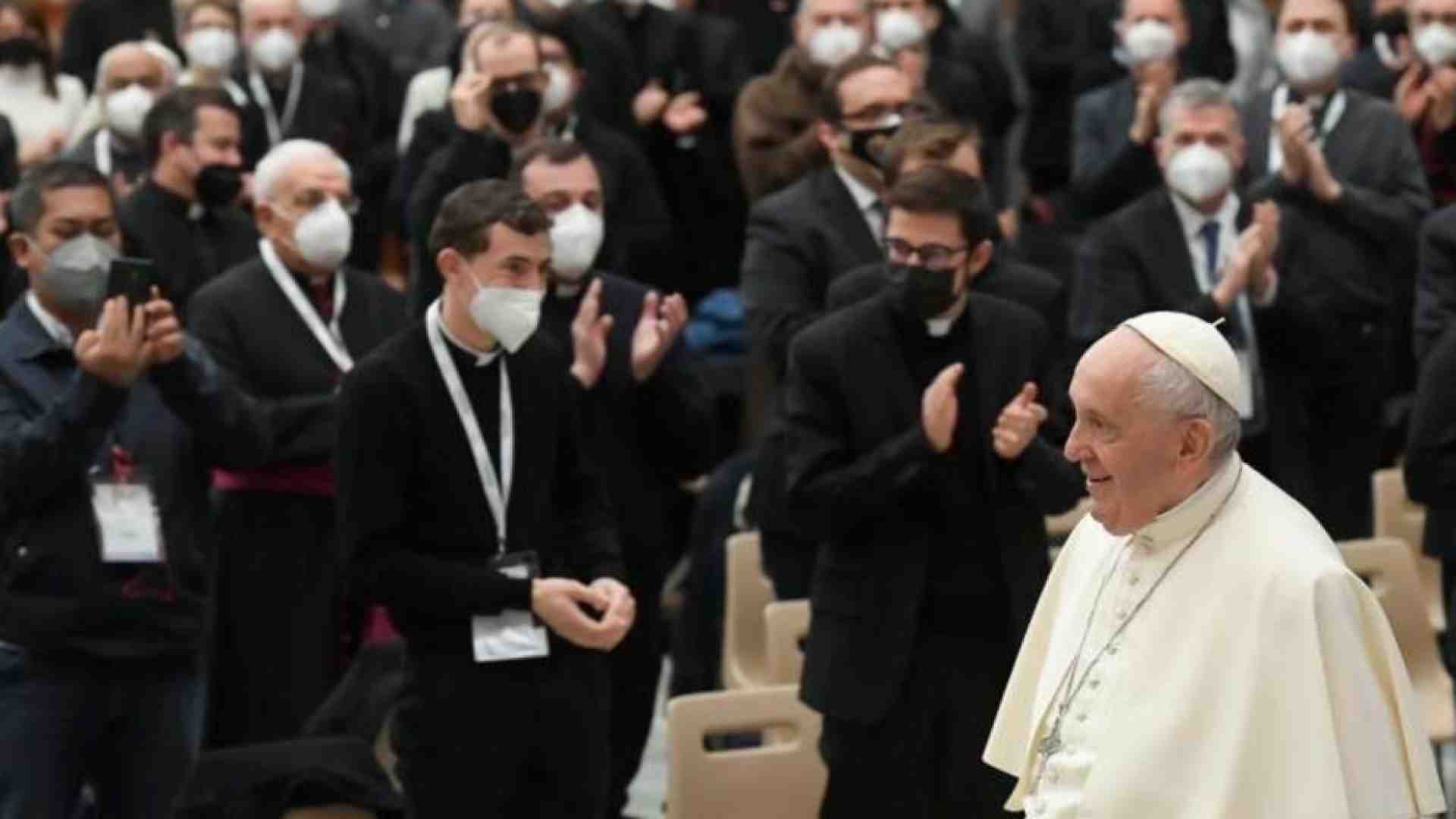 Immagine di Il Papa: qualche sacerdote dev'essere evangelizzato. «E più preghiera»
